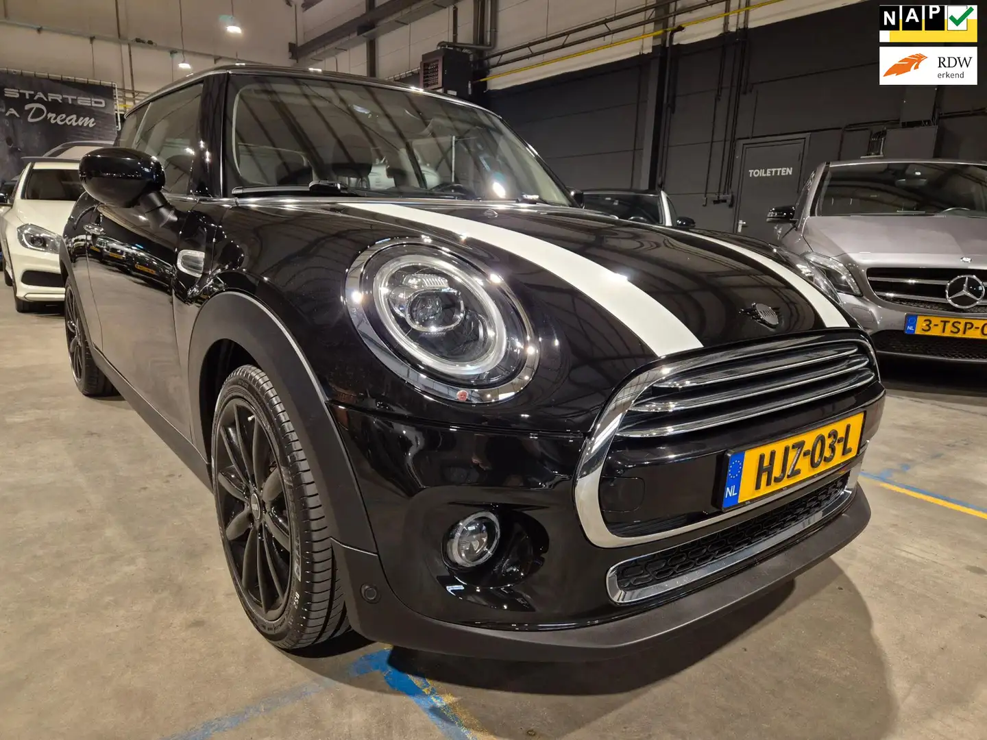 MINI Cooper Mini 1.5 Automaat - Navigatie - Cruise - Clima - S Zwart - 1