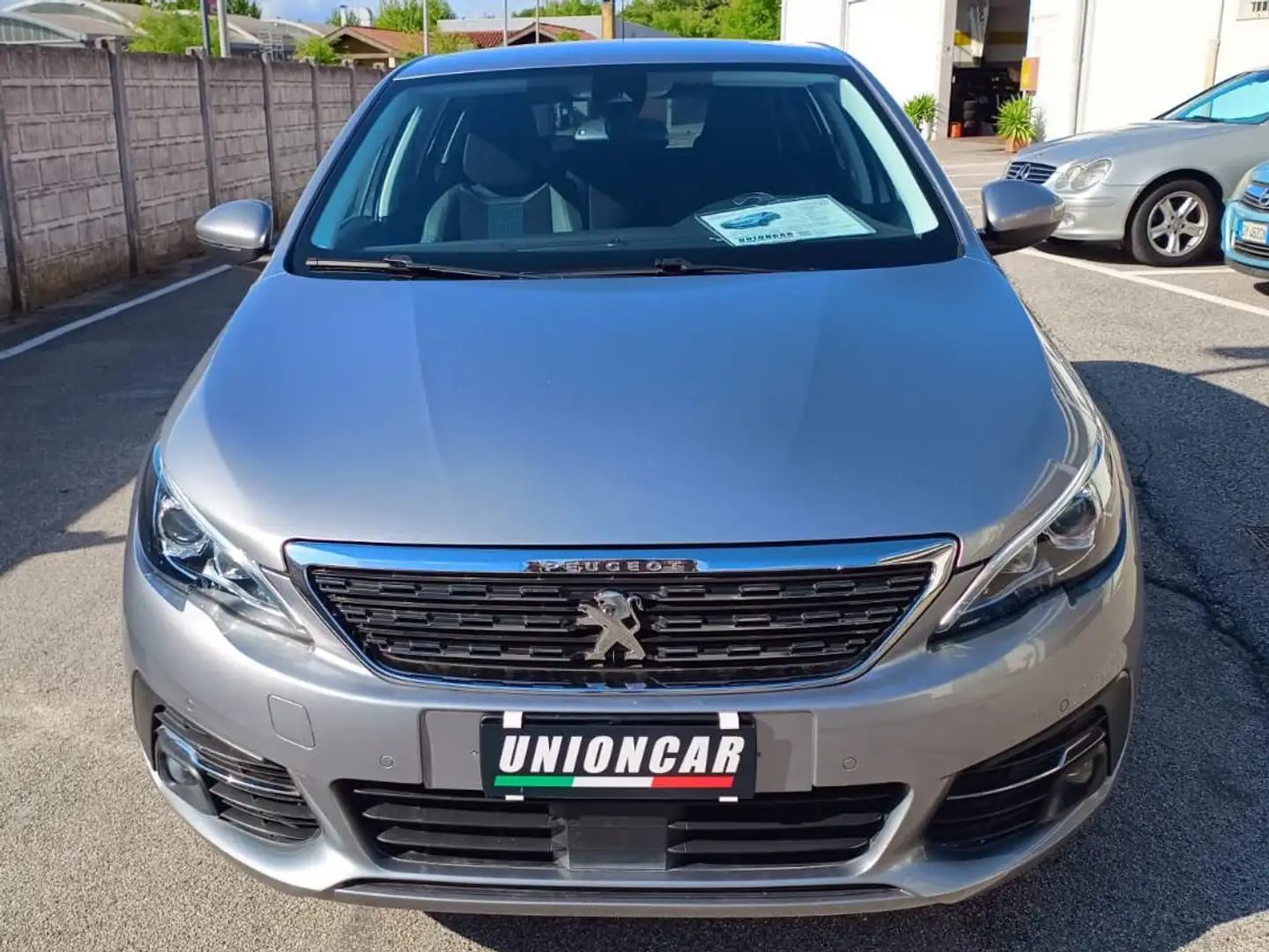 Peugeot 308 1.2 130CV Automatica Grau - 1