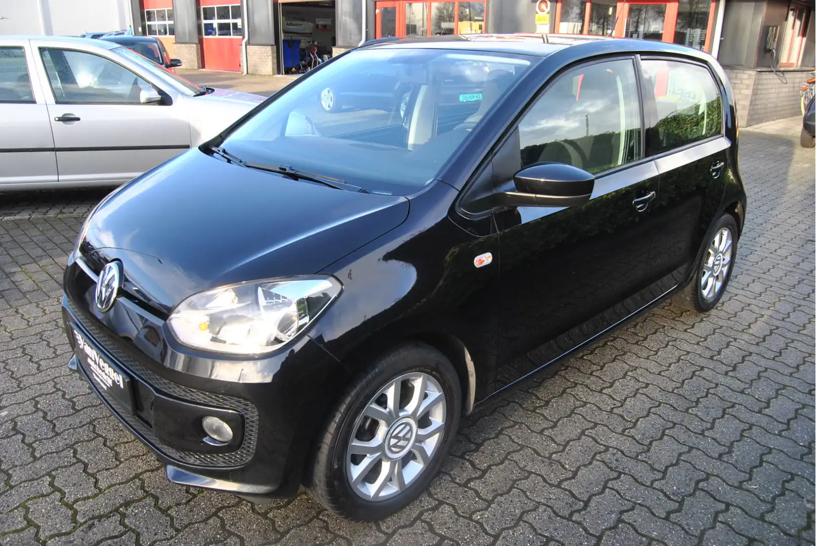 Volkswagen up! 1.0 high up! panorama, stoelverw, airco crna - 2