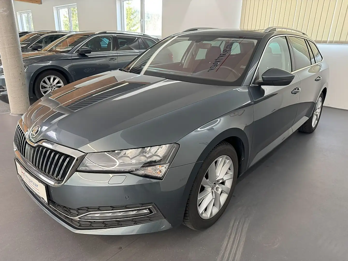 Skoda Superb Kombi 1,6TDI DSG Style *LED*NAVI*AHK*PANO*Tempo... Gris - 2