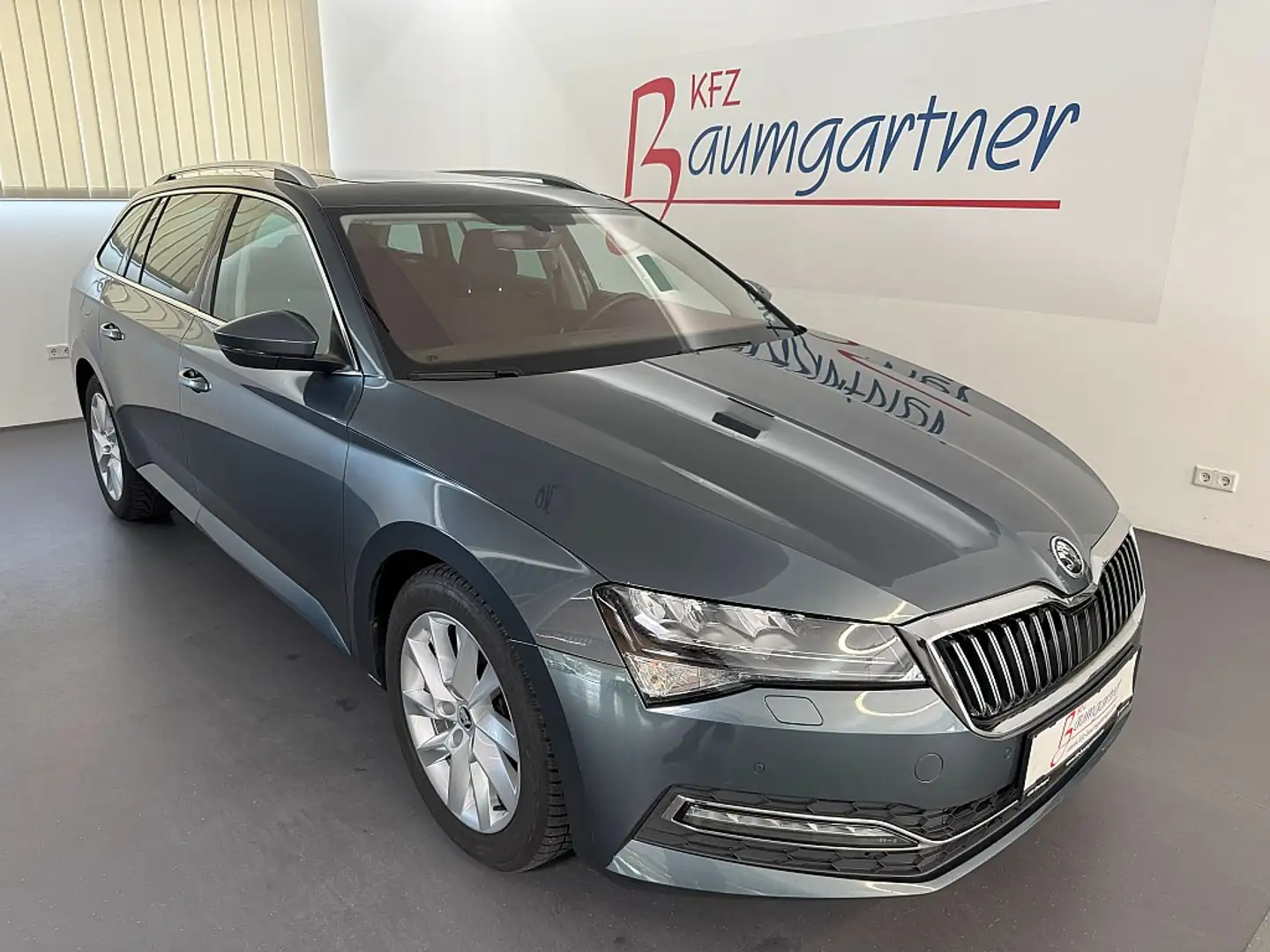 Skoda Superb Kombi 1,6TDI DSG Style *LED*NAVI*AHK*PANO*Tempo... Gris - 1