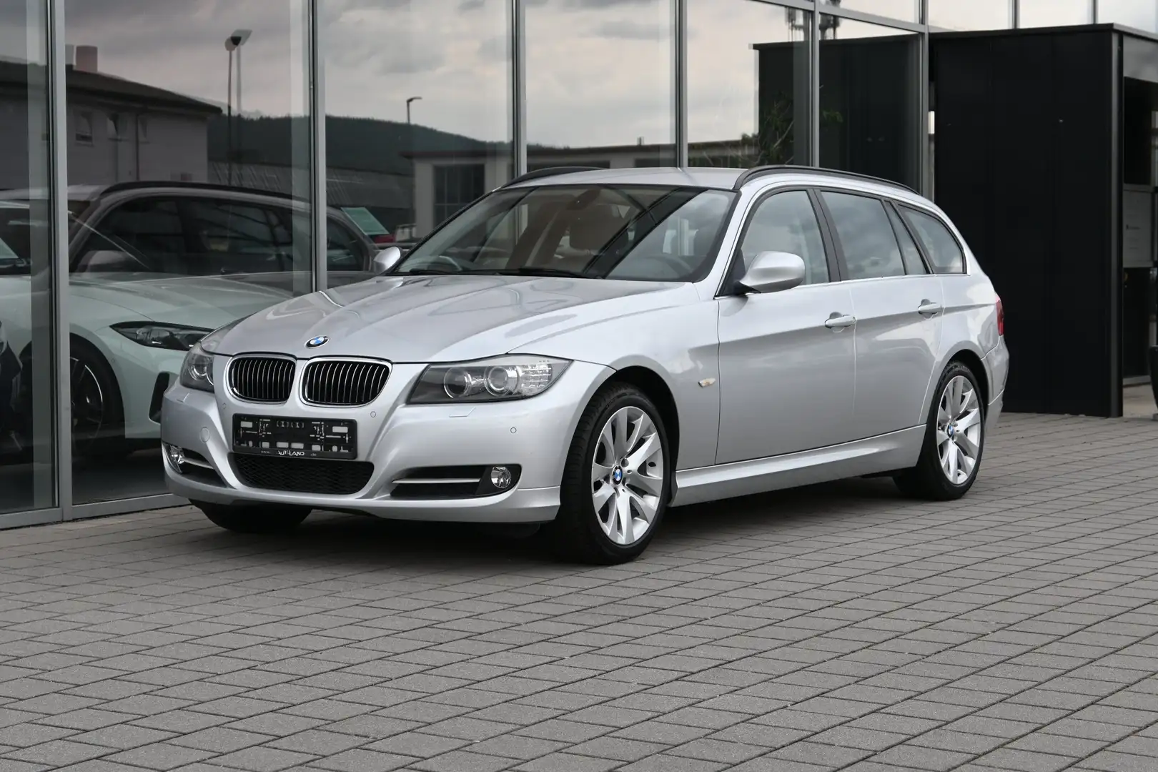 BMW 320 d Touring Aut. Ed.Lifestyle *AHK*NAVI*STANDHEIZUNG Zilver - 1