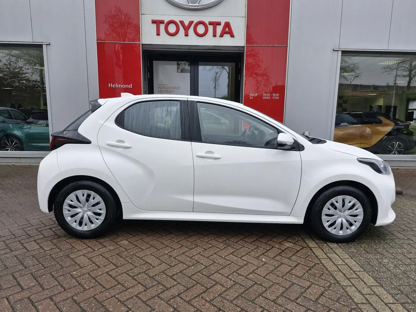 Toyota Yaris 1.5 Hybrid Active | Achteruitrij camera | Airco | Weiß - 2