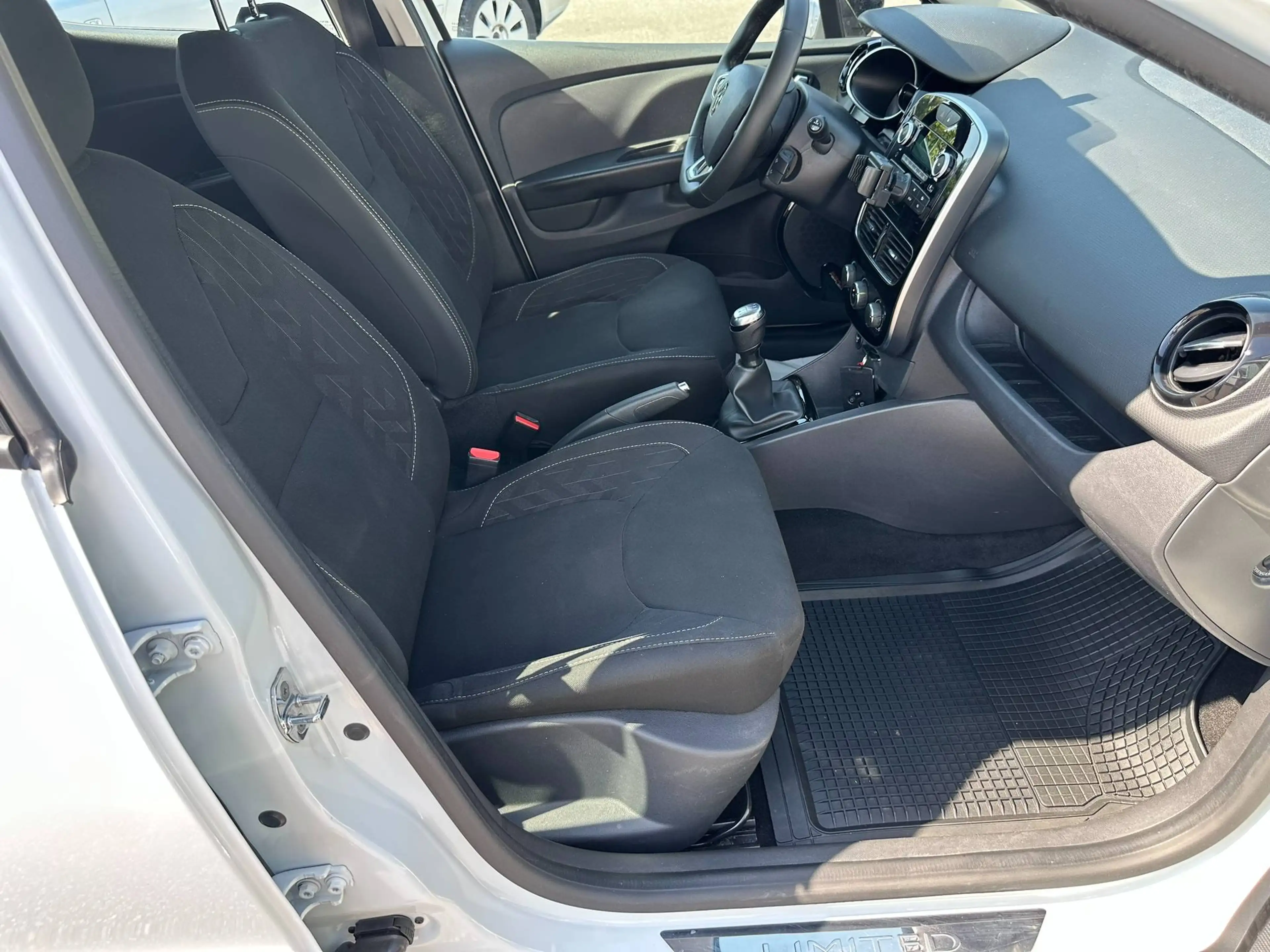 Renault Clio Limited Edition — photo 11