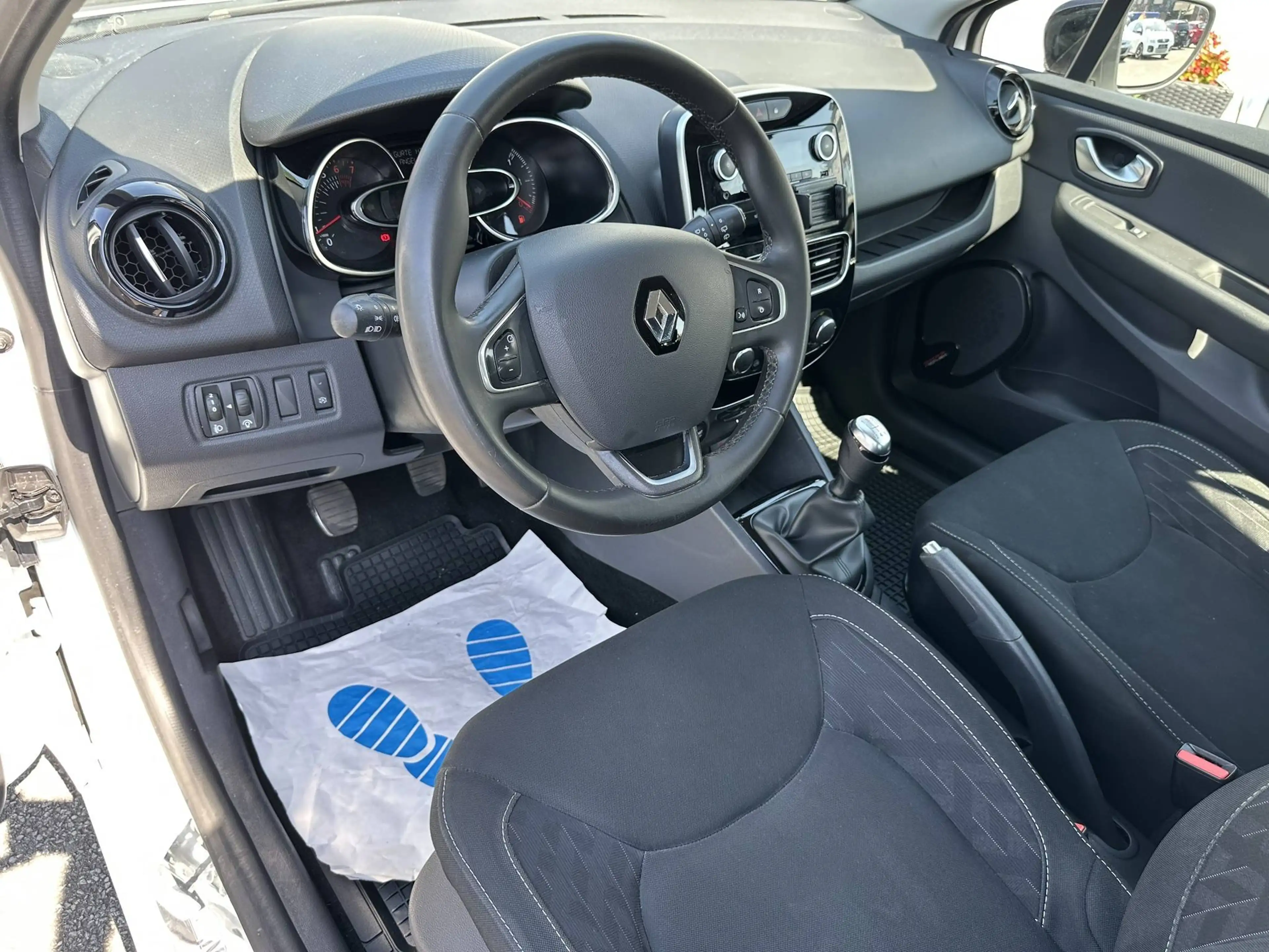 Renault Clio Limited Edition — photo 9