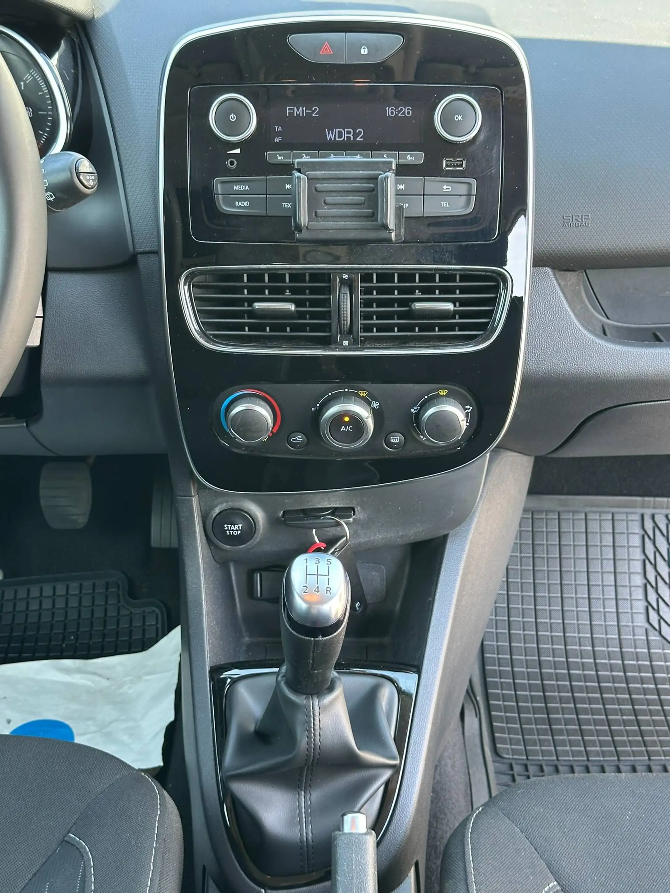Renault Clio Limited Edition — photo 14