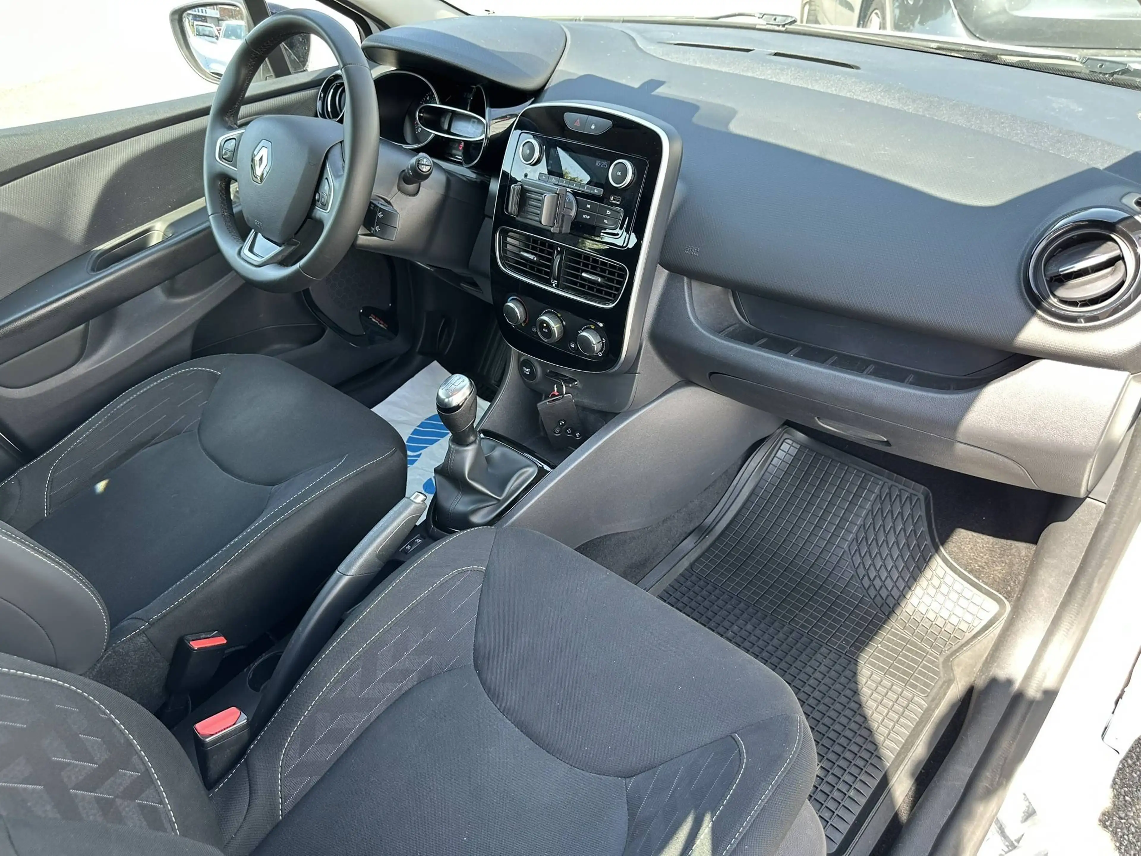 Renault Clio Limited Edition — photo 10