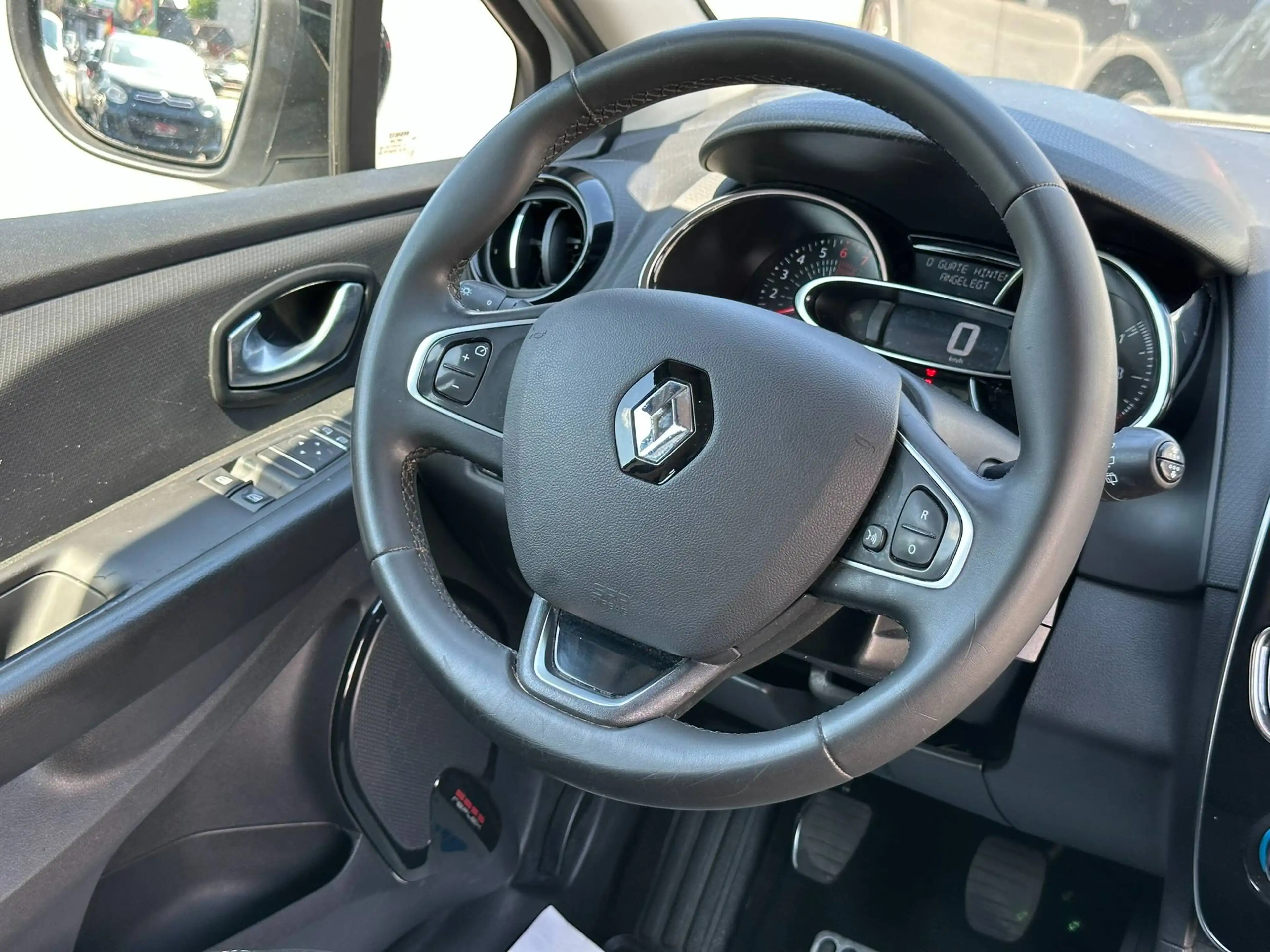 Renault Clio Limited Edition — photo 15