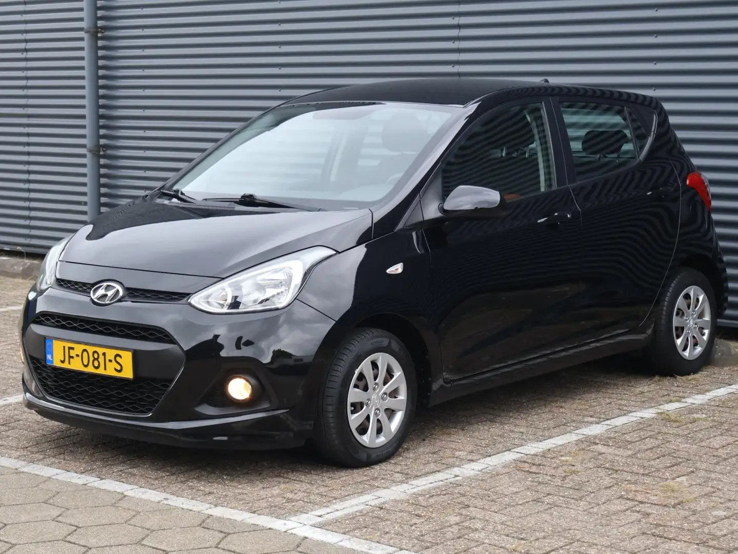 Hyundai i10 1.0i i-Motion Comfort|Carplay|Cruise|Climate|NAP Noir - 1