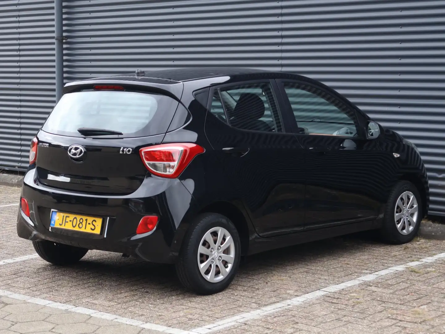 Hyundai i10 1.0i i-Motion Comfort|Carplay|Cruise|Climate|NAP Zwart - 2