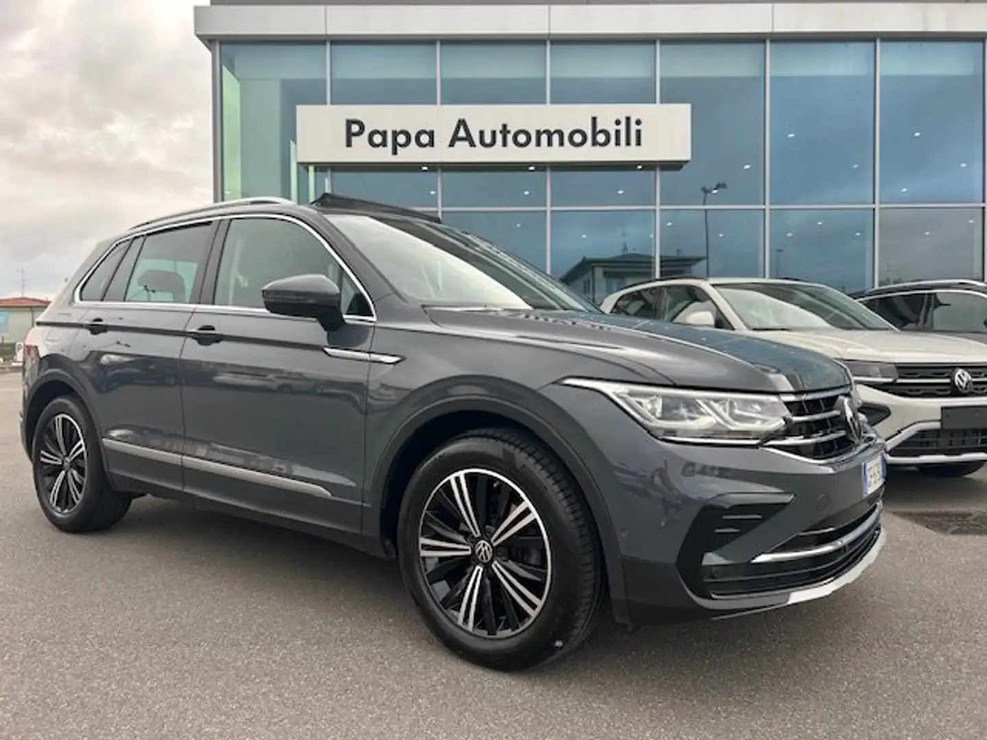 Volkswagen Tiguan TSI Elegance 150cv dsg TETTO APRIBILE Grijs - 1