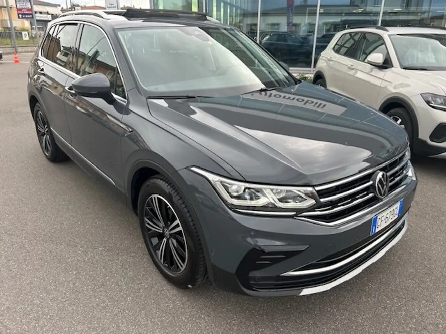 Volkswagen Tiguan TSI Elegance 150cv dsg TETTO APRIBILE Grijs - 2