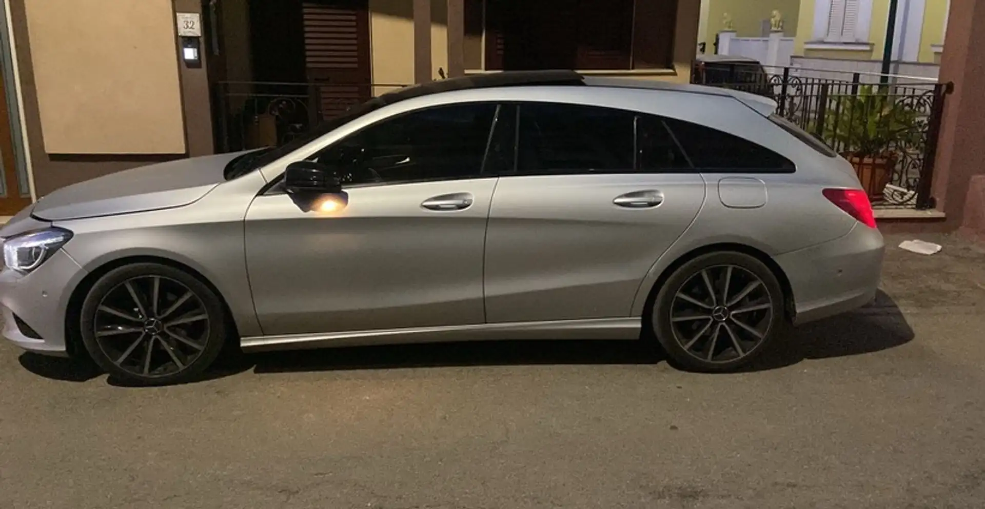 Mercedes-Benz CLA 200 Shooting Brake d Premium Dark Night auto - 1