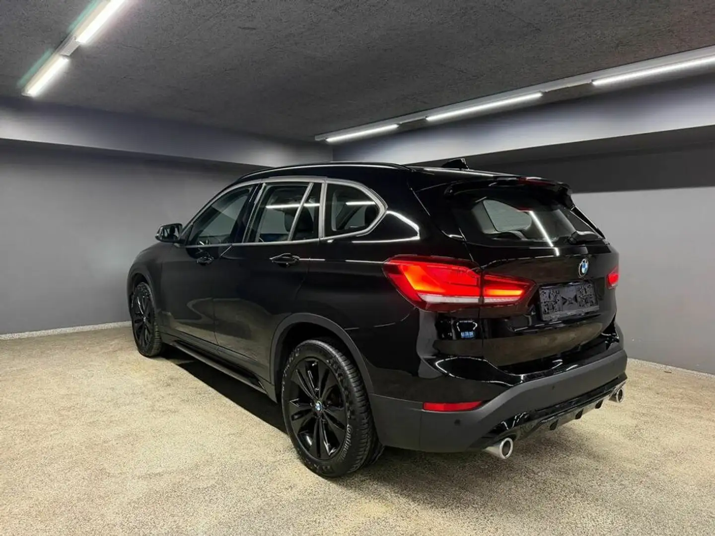 BMW X1 xDrive18d Sport Line Schwarz - 2