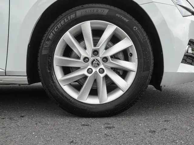 Skoda Superb view 7