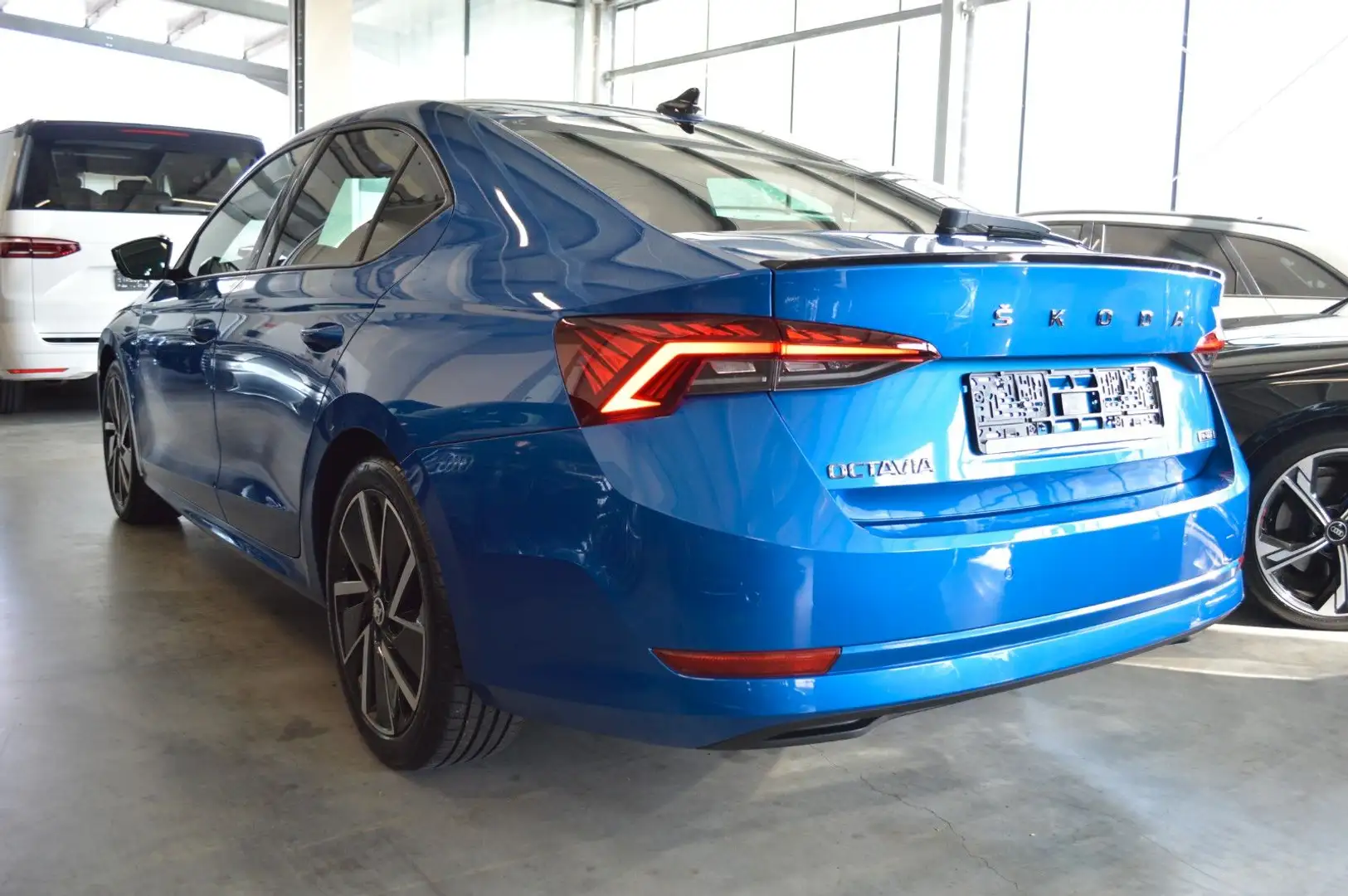 Skoda Octavia 1.5 eTSI Style Sportpaket Blau - 2