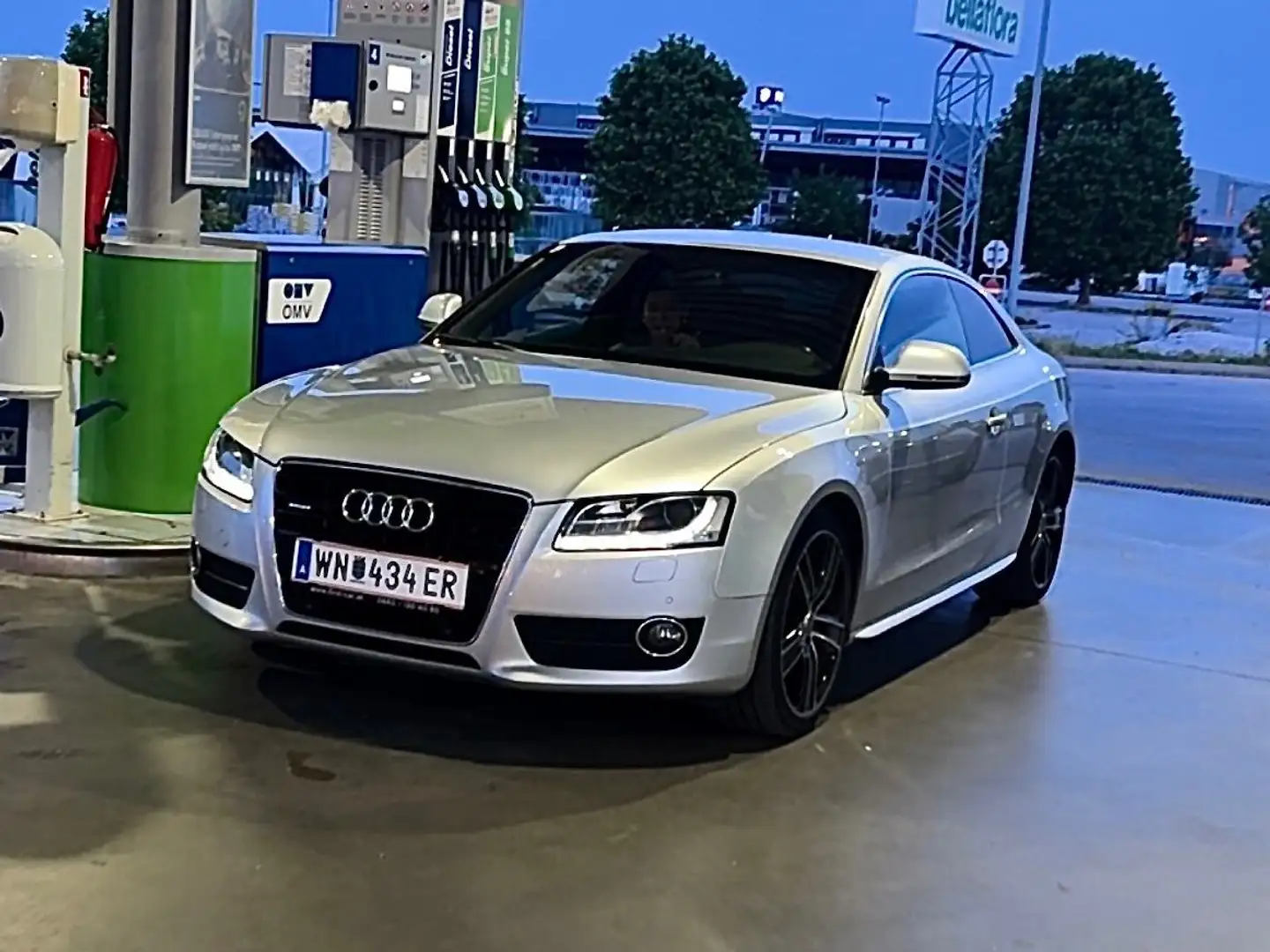 Audi A5 A5 Coupé 3,2 FSI V6 quattro Aut. Silber - 1