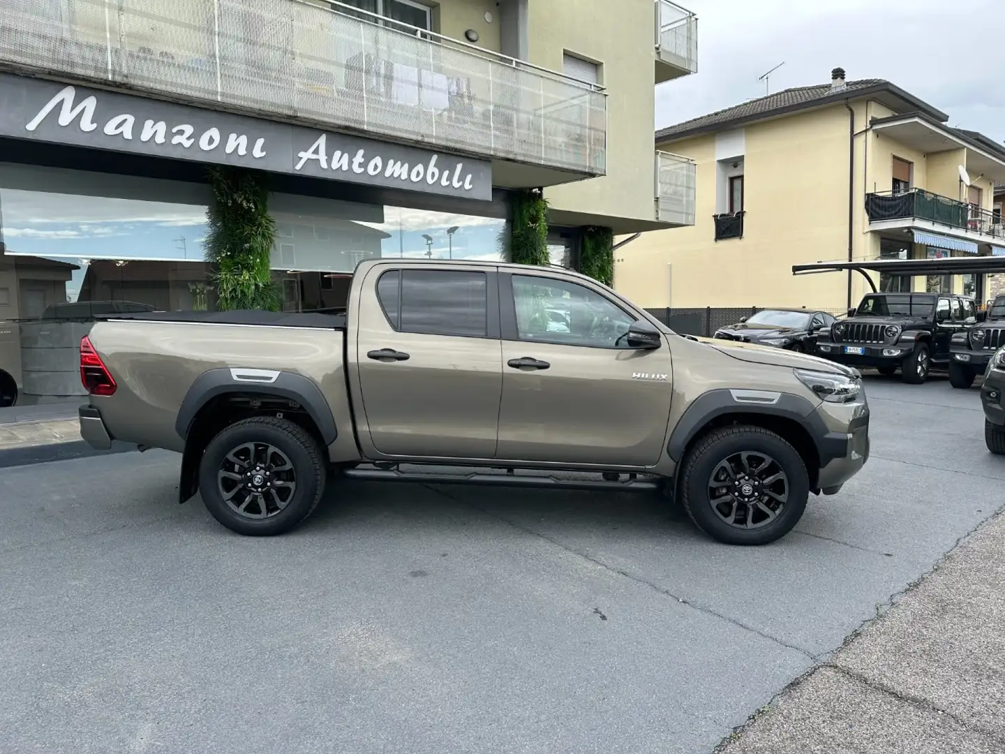 Toyota Hilux 2.4 D A/T 4WD Double Cab Invincible PREZZO FINITO Bronzo - 2