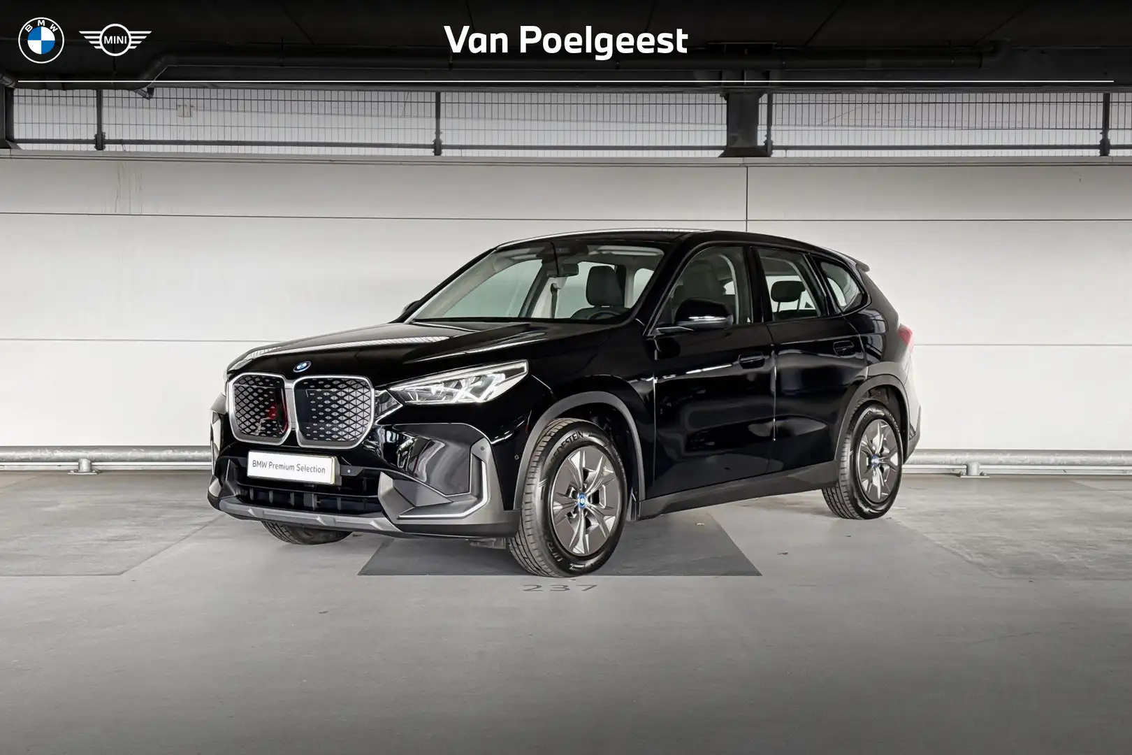 BMW iX1 xDrive30 67 kWh Schwarz - 1