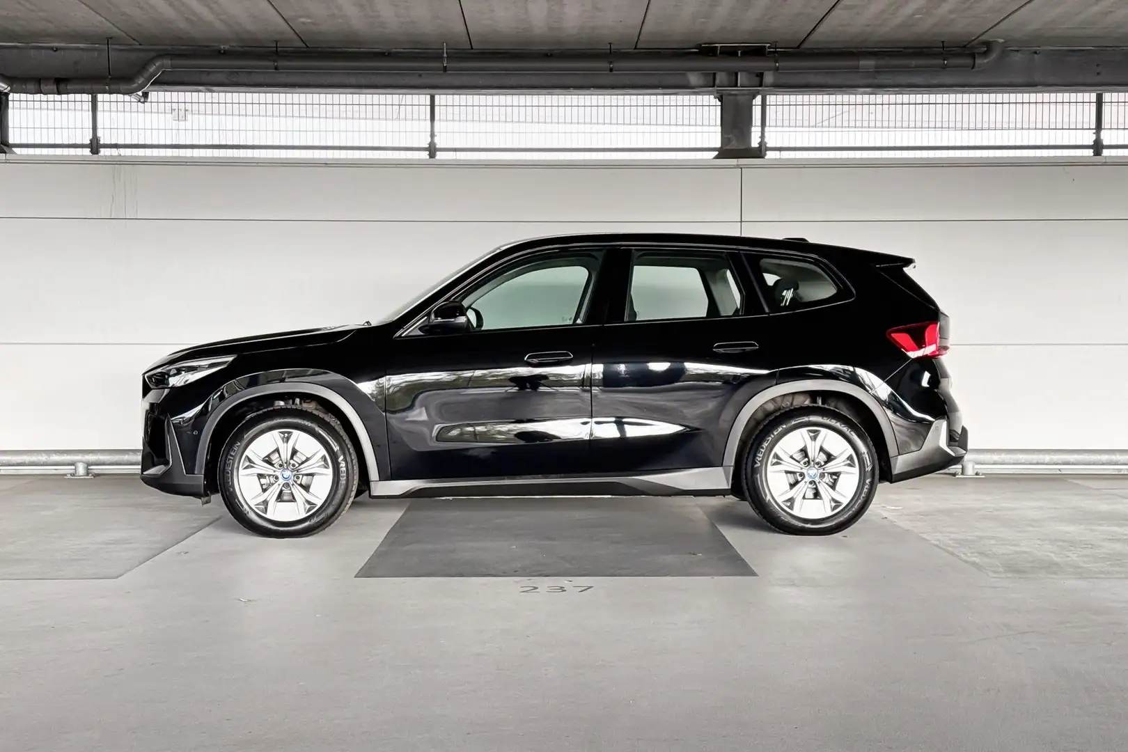 BMW iX1 xDrive30 67 kWh Schwarz - 2