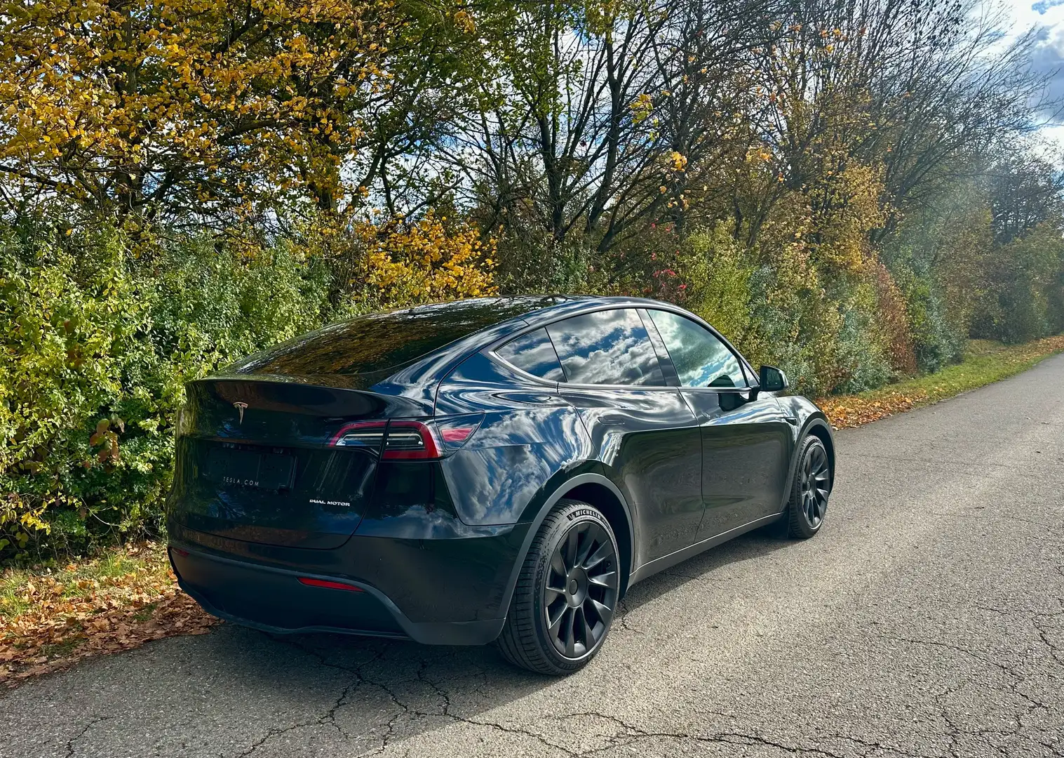 Tesla Model Y LR Dual AWD/CPO/black&innen:white/EAP/20"/Ga=06.29 Schwarz - 2