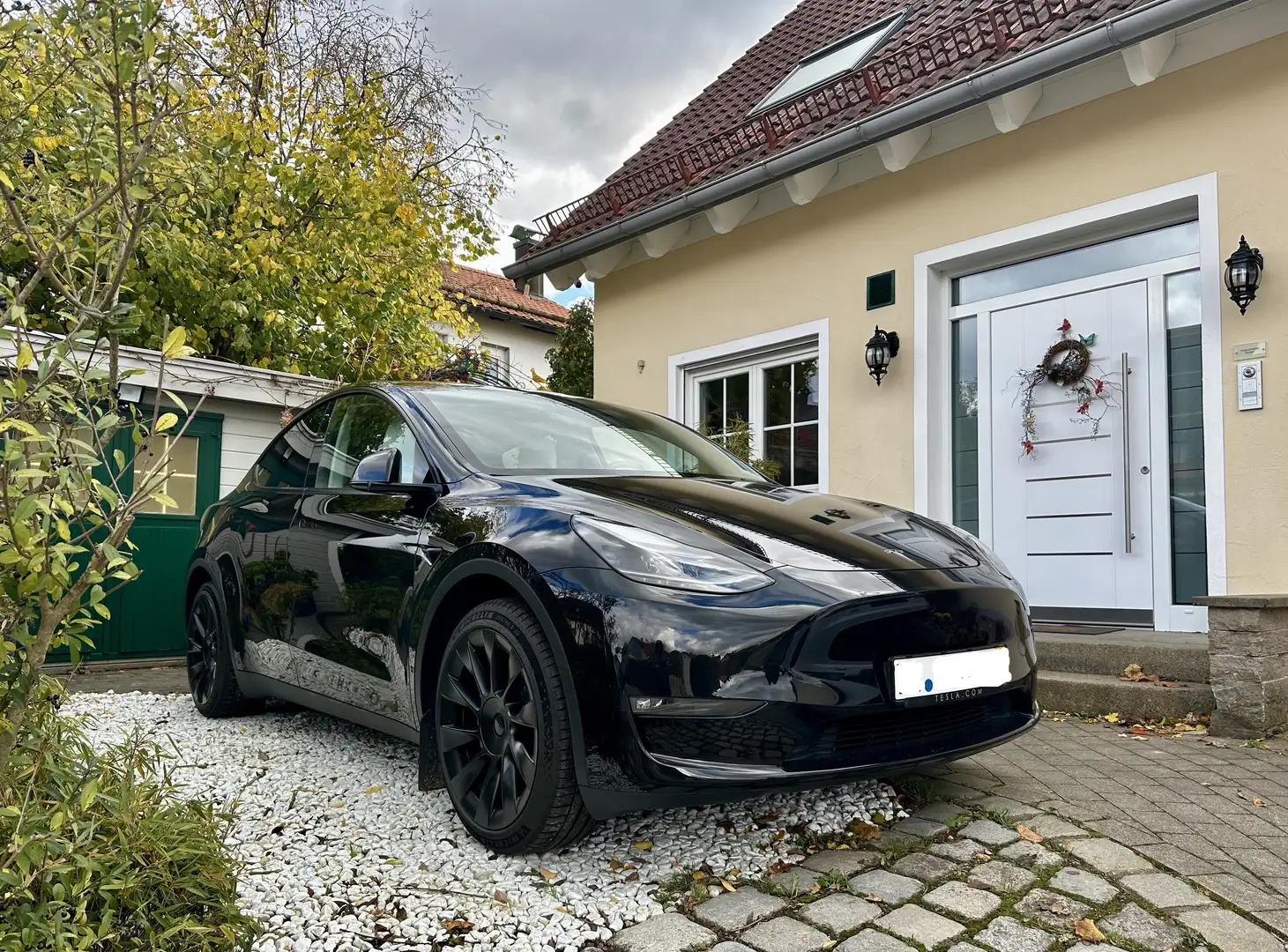 Tesla Model Y LR Dual AWD/CPO/black&innen:white/EAP/20"/Ga=06.29 Schwarz - 1