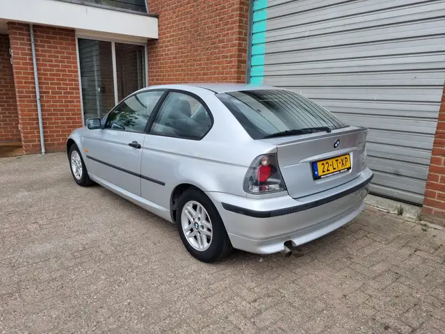 BMW 3 Series view 3