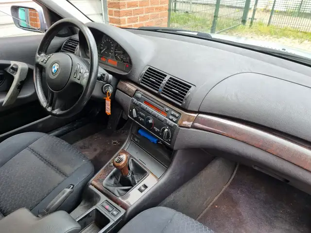BMW 3 Series view 6