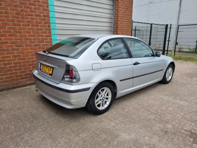 BMW 3 Series view 4