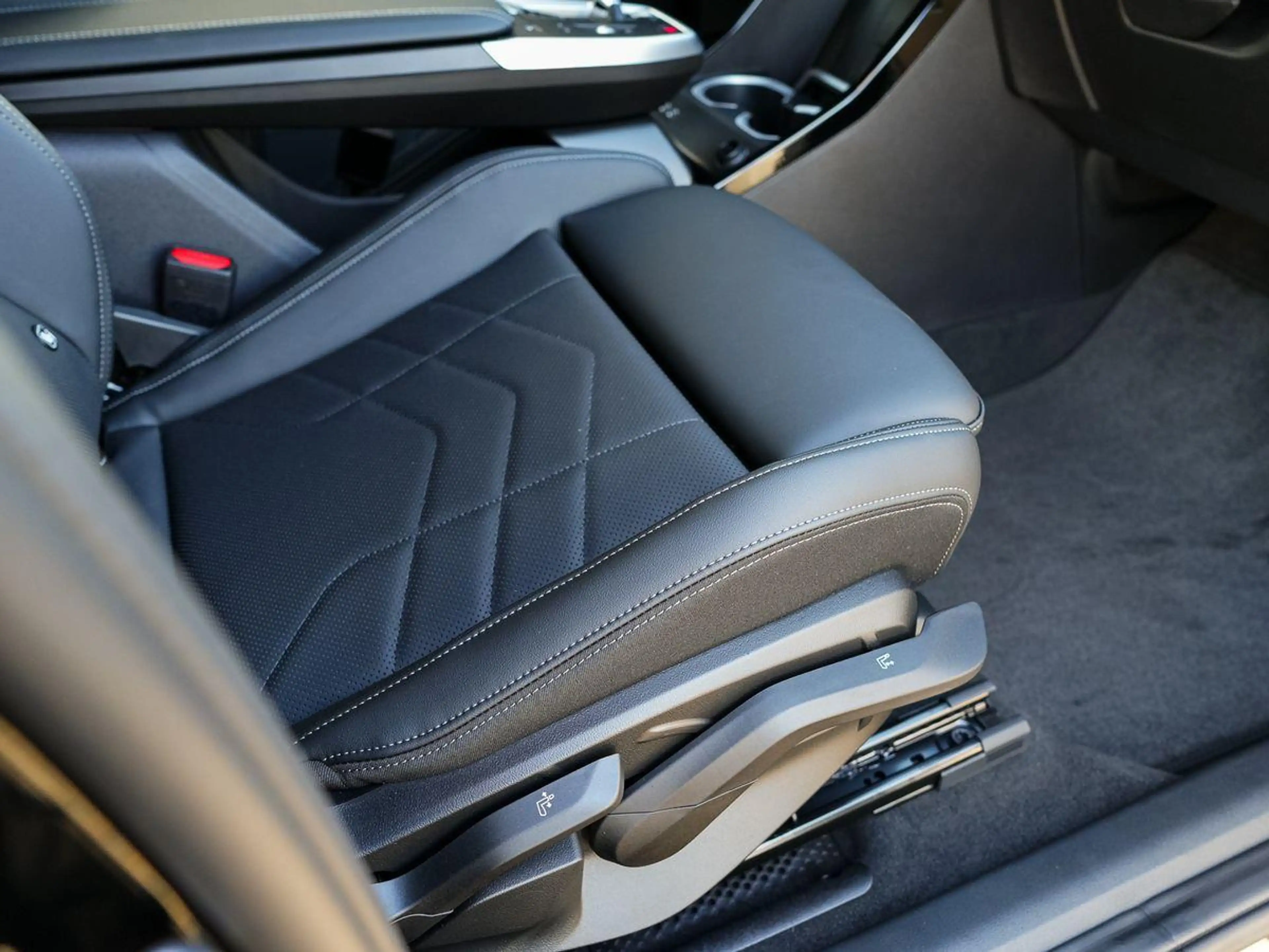 BMW X2 sDrive18d M-Sport AHK PANO KoZg SpPaket AGlas — photo 12