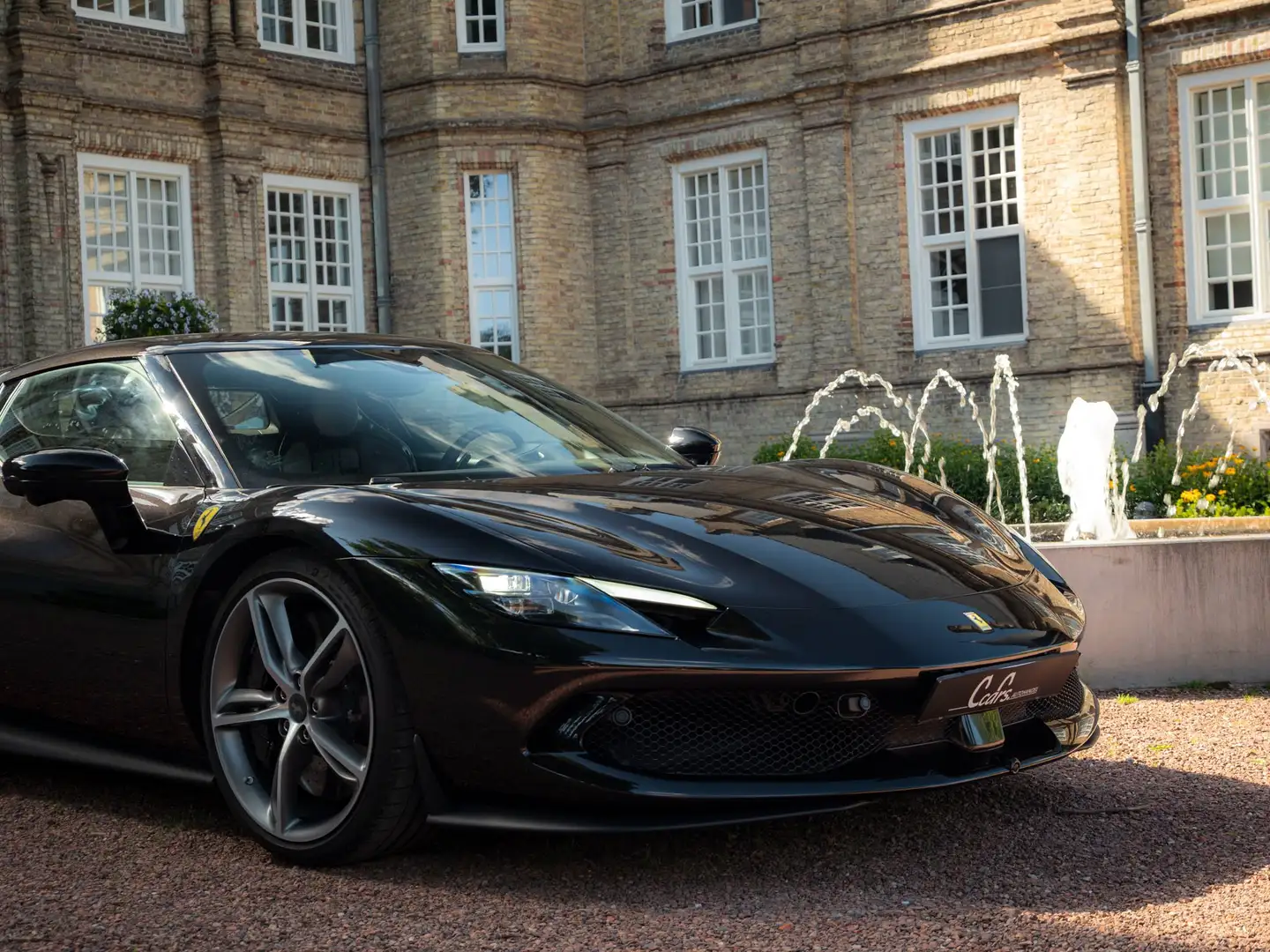 Ferrari 296 GTB in a stunning Nero Daytona & Cioccolato spec! Zwart - 2