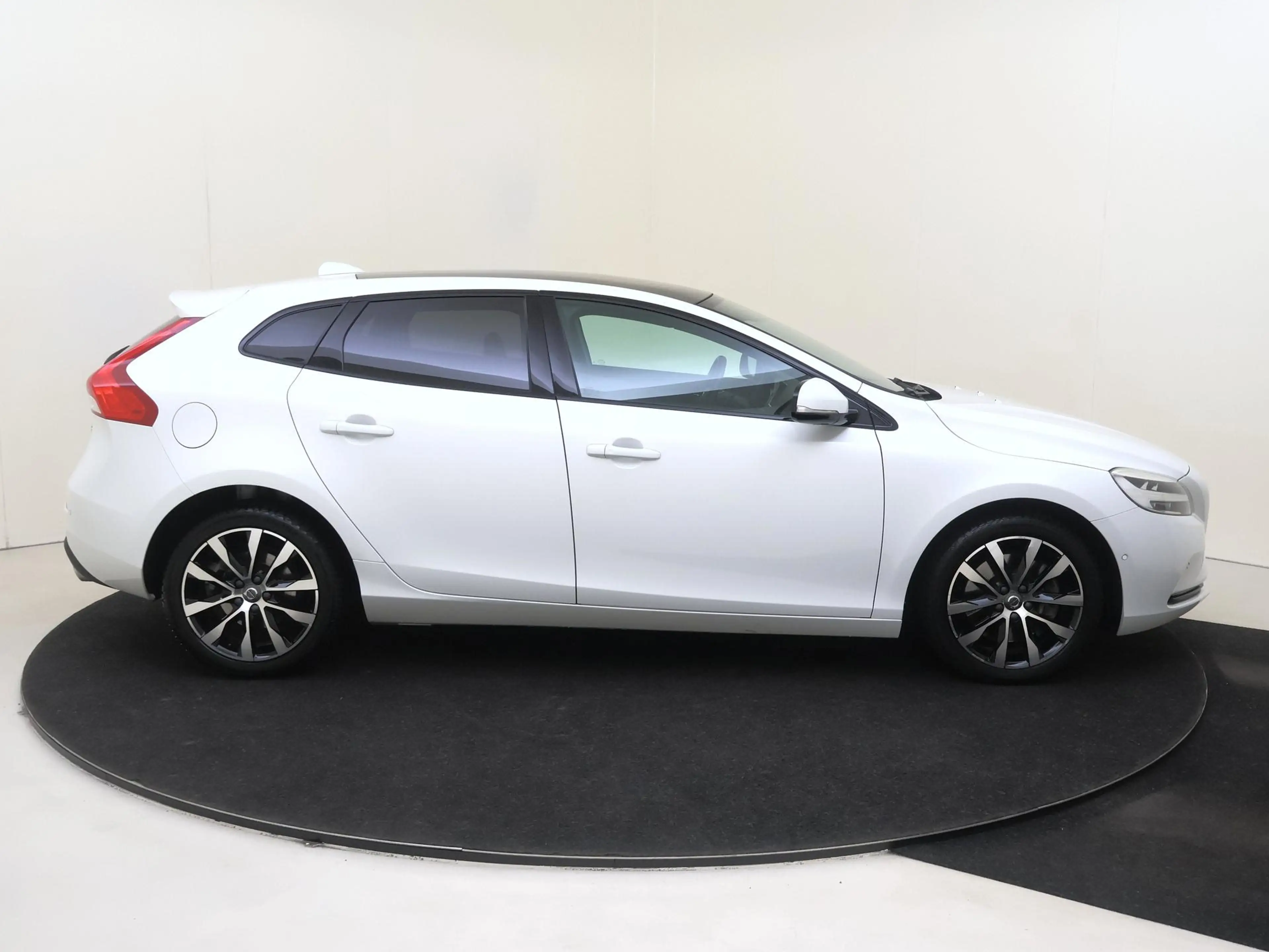 Volvo V40 1.5 T3 Dynamic Edition | Panoramadak | Achteruitri — photo 9