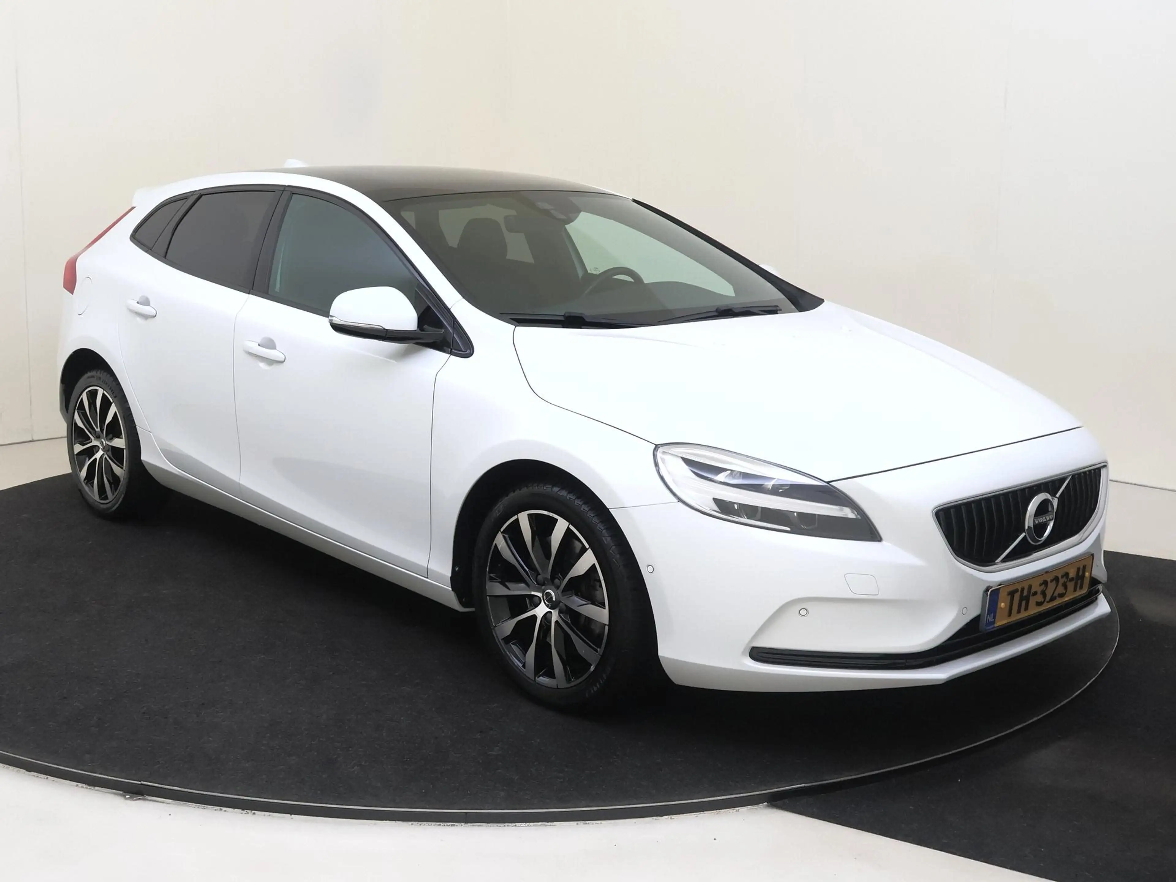 Volvo V40 1.5 T3 Dynamic Edition | Panoramadak | Achteruitri — photo 2