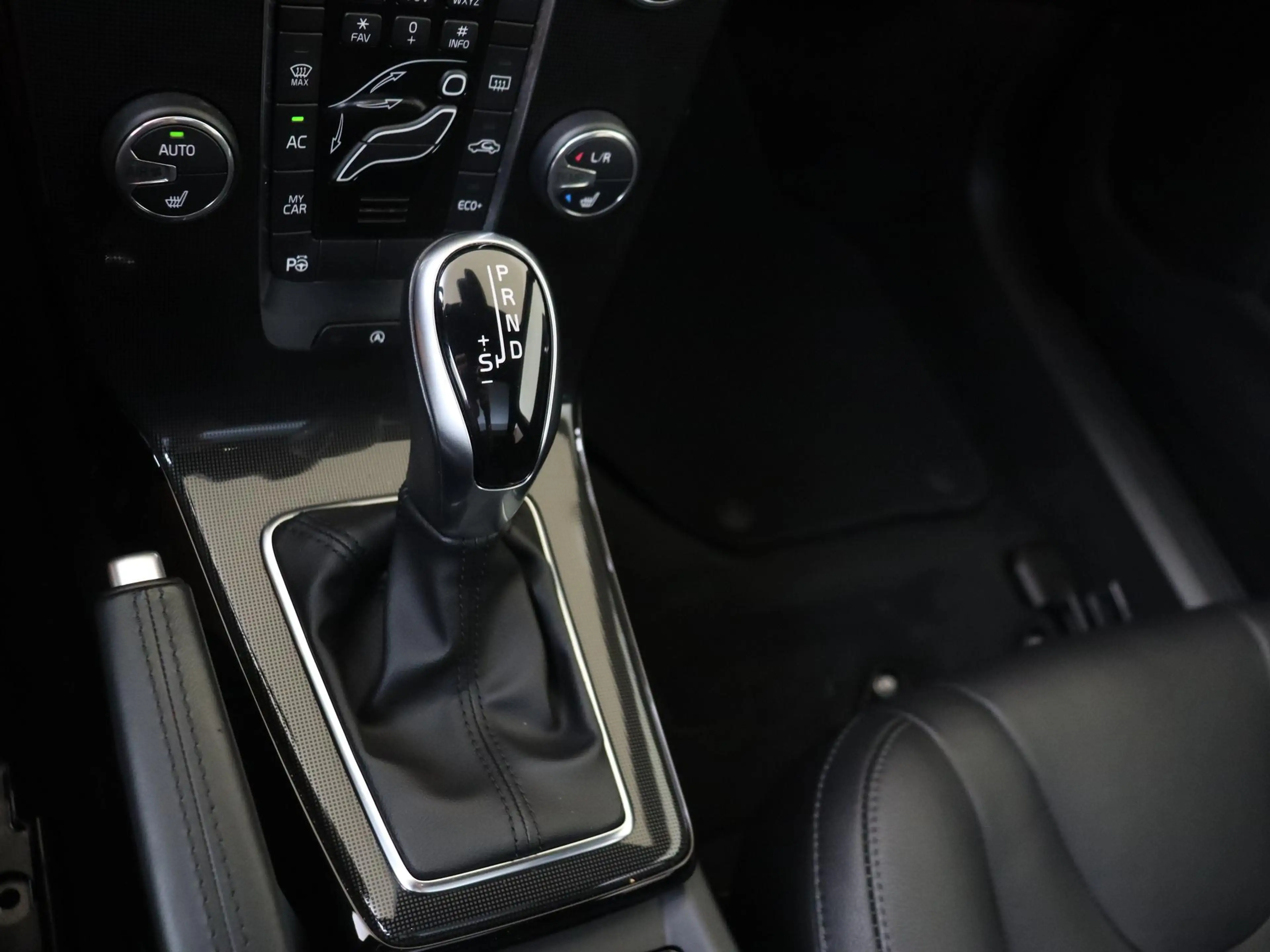 Volvo V40 1.5 T3 Dynamic Edition | Panoramadak | Achteruitri — photo 14