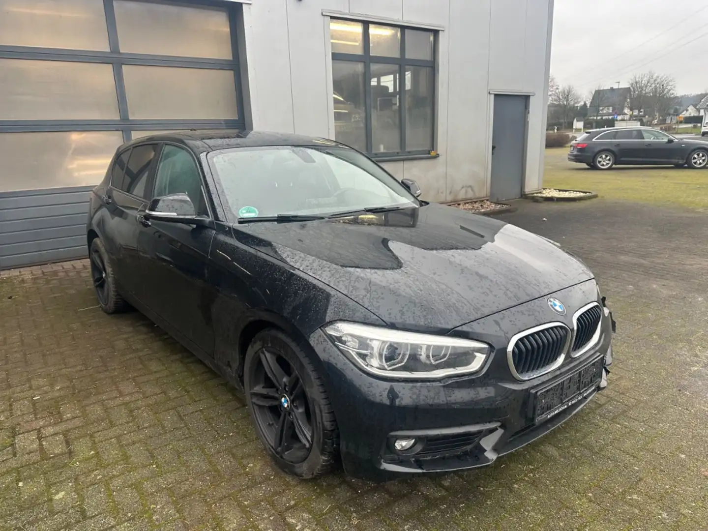 BMW 118 5-trg. 118i Advantage Unfall ! Zwart - 1