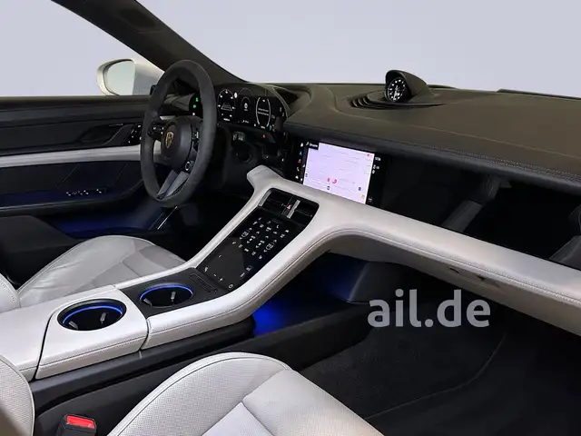 Porsche Taycan view 10