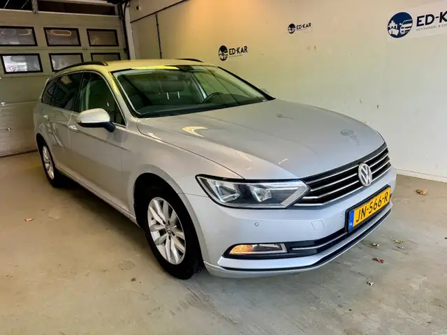 Volkswagen Passat view 5