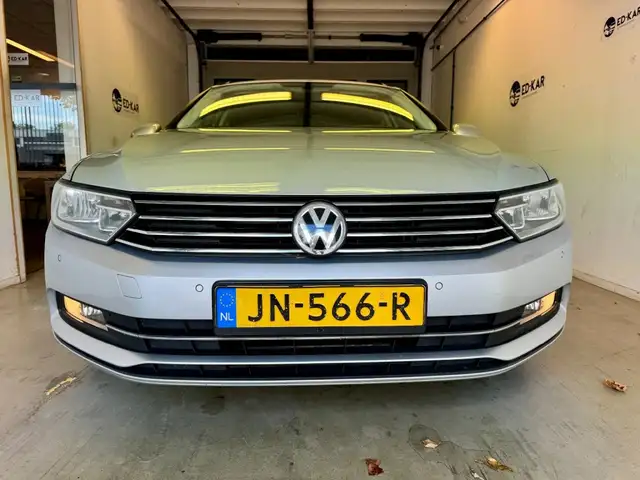 Volkswagen Passat view 4