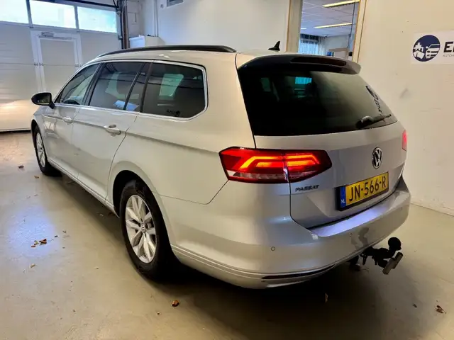 Volkswagen Passat view 8