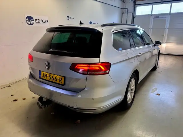 Volkswagen Passat view 6