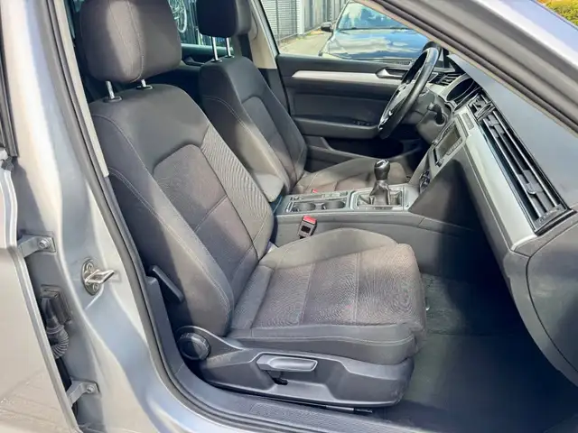 Volkswagen Passat view 9