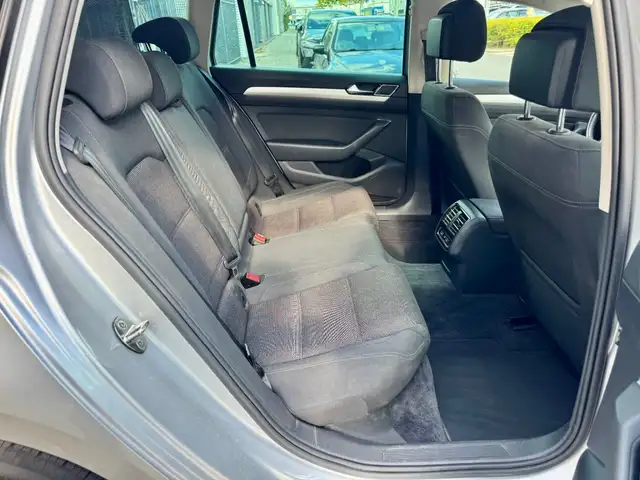 Volkswagen Passat view 11