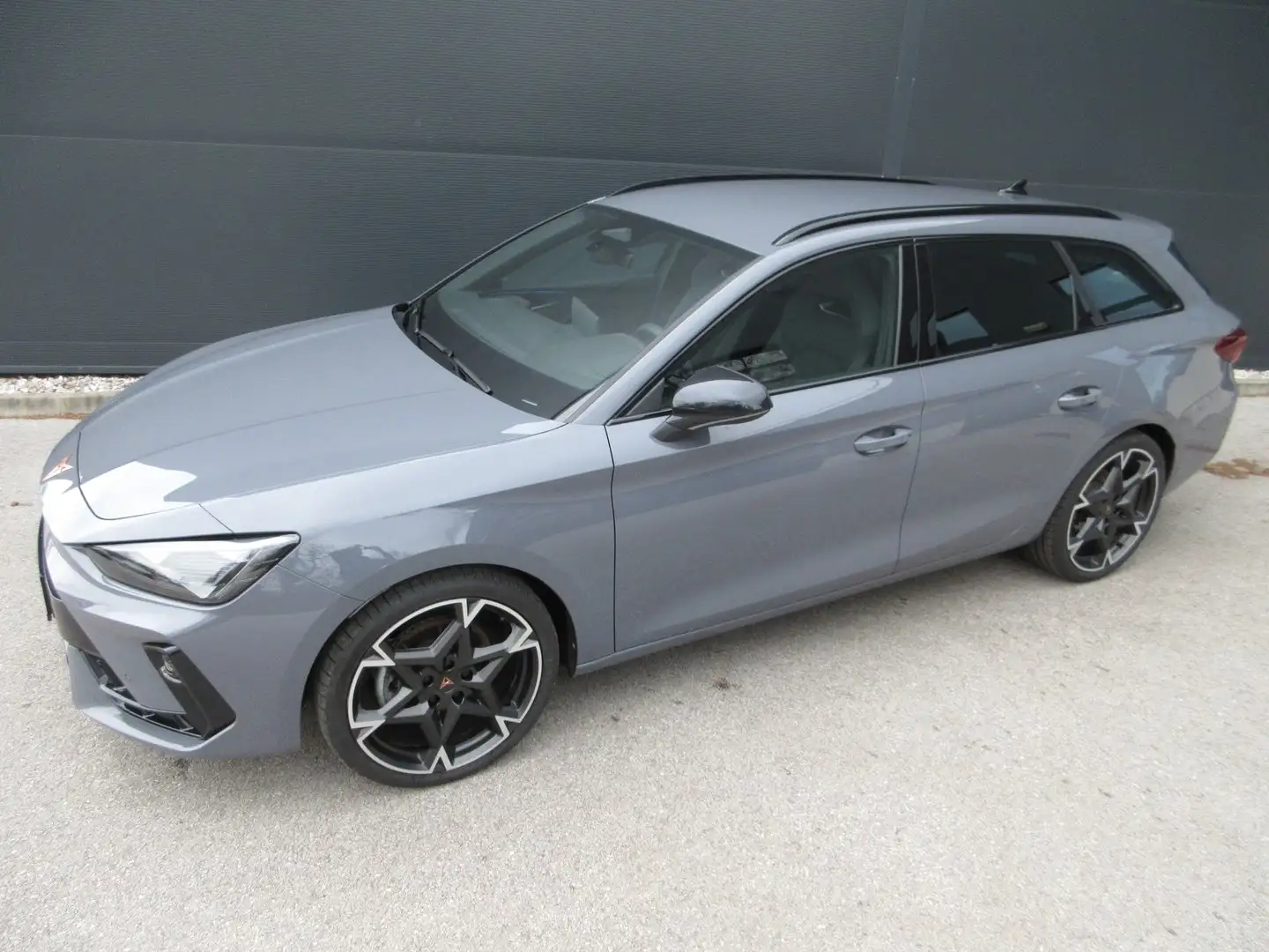 CUPRA Leon 1.5 eTSI DSG Grau - 2