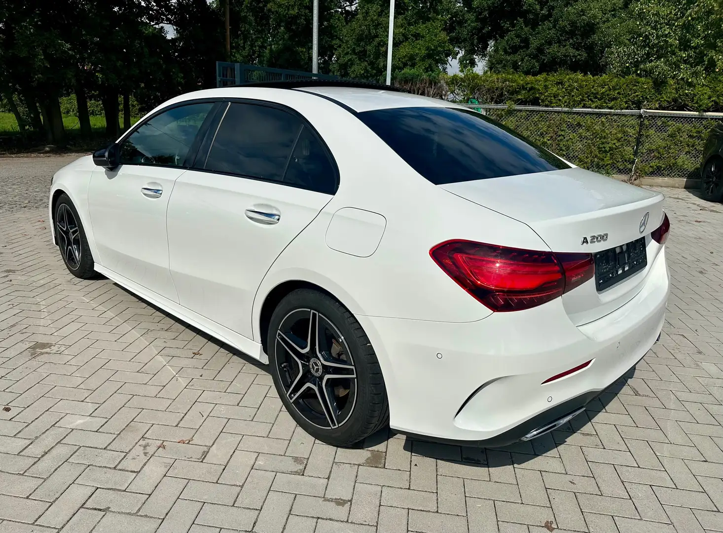 Mercedes-Benz A 200 Limousine AMG Line*Night Paket*Pano*Kamera Weiß - 2