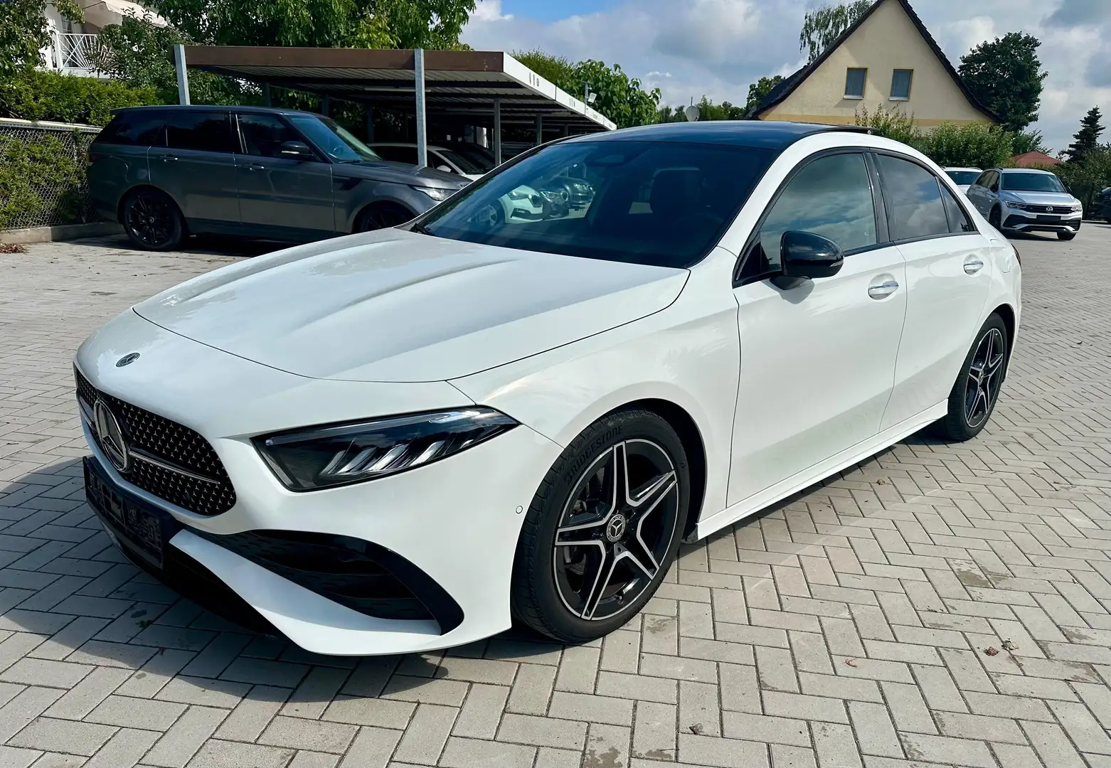 Mercedes-Benz A 200 Limousine AMG Line*Night Paket*Pano*Kamera Weiß - 1