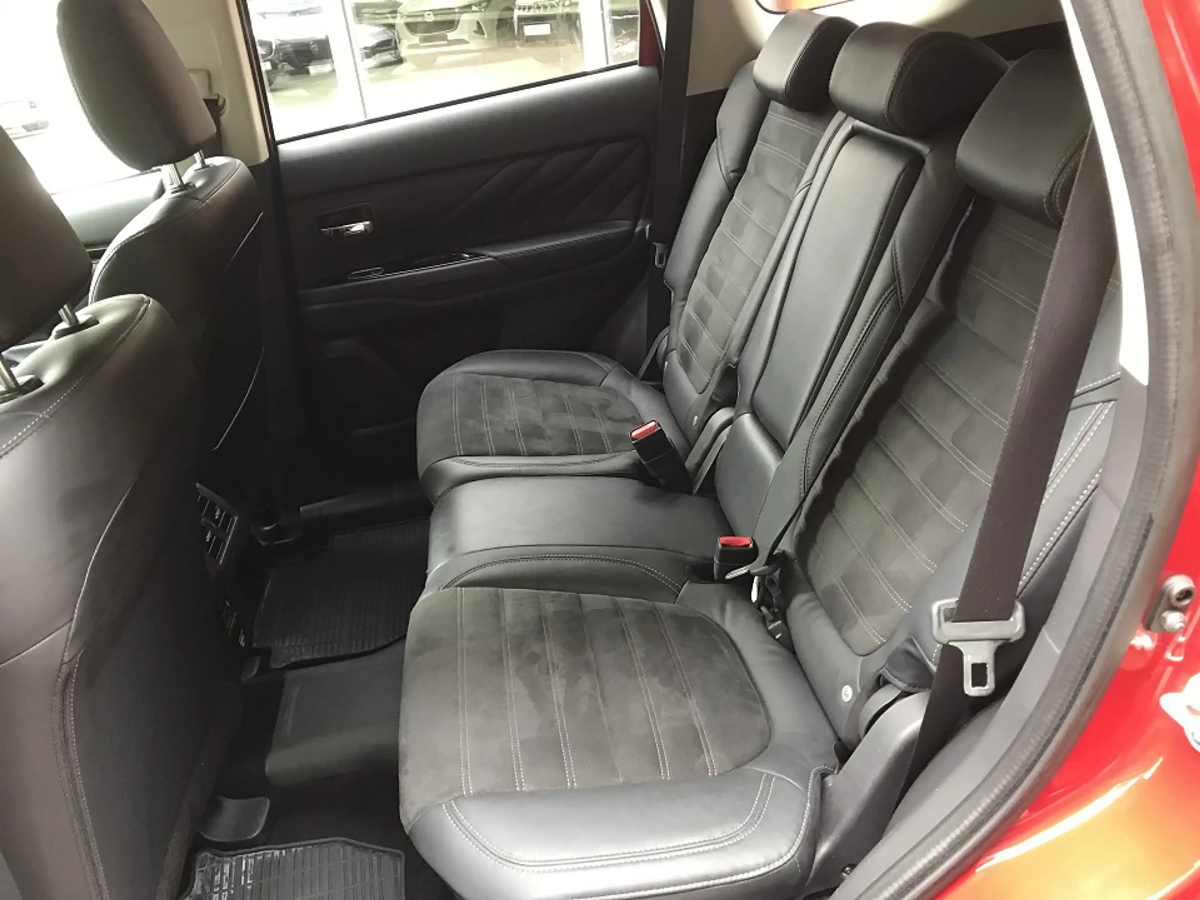 Mitsubishi Outlander Plug-in Hybrid Basis mit Spirit Paket — photo 14