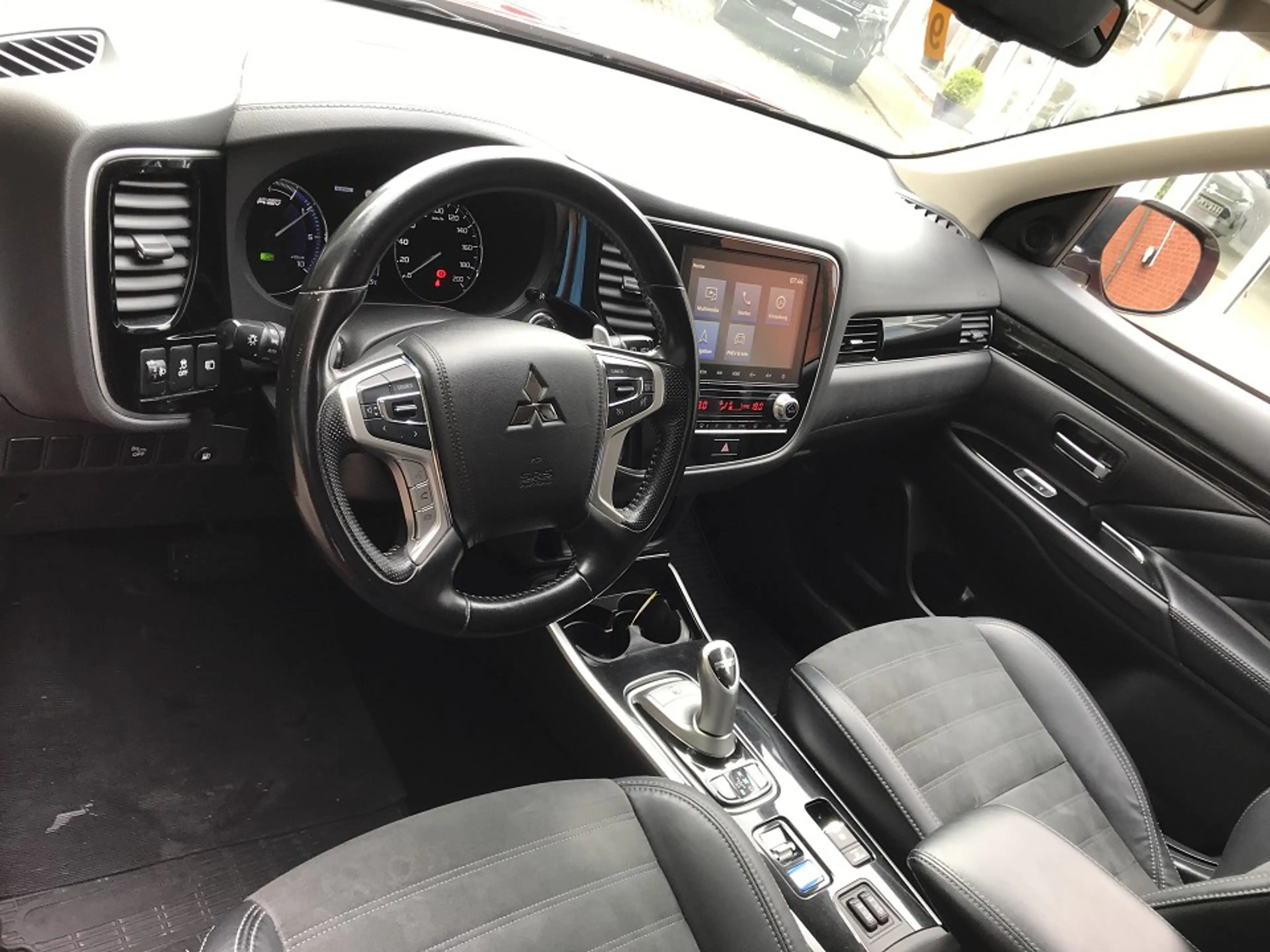Mitsubishi Outlander Plug-in Hybrid Basis mit Spirit Paket — photo 11