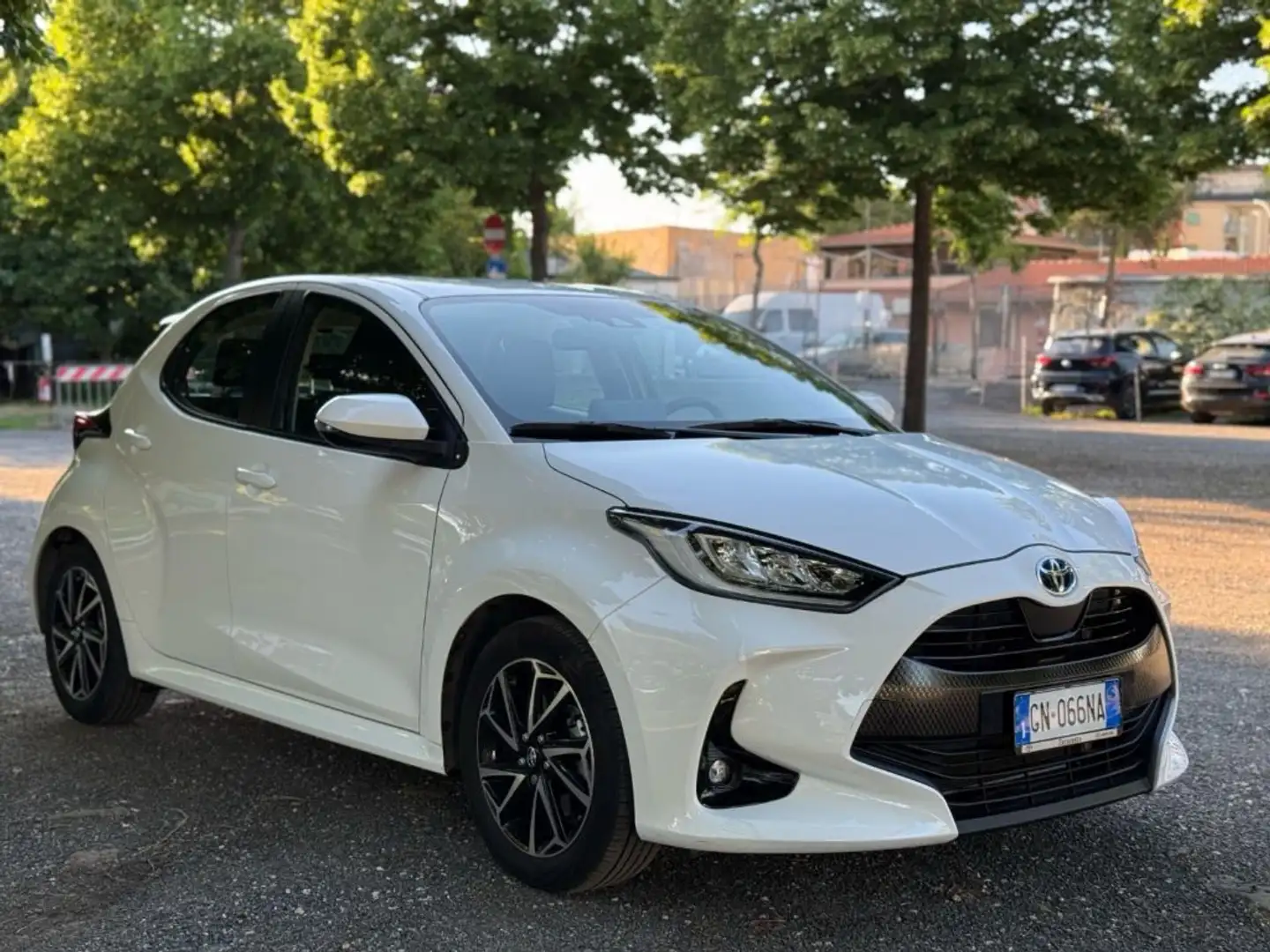 Toyota Yaris 1.5 Hybrid 5 porte Trend  RETROCAMERA Blanc - 2