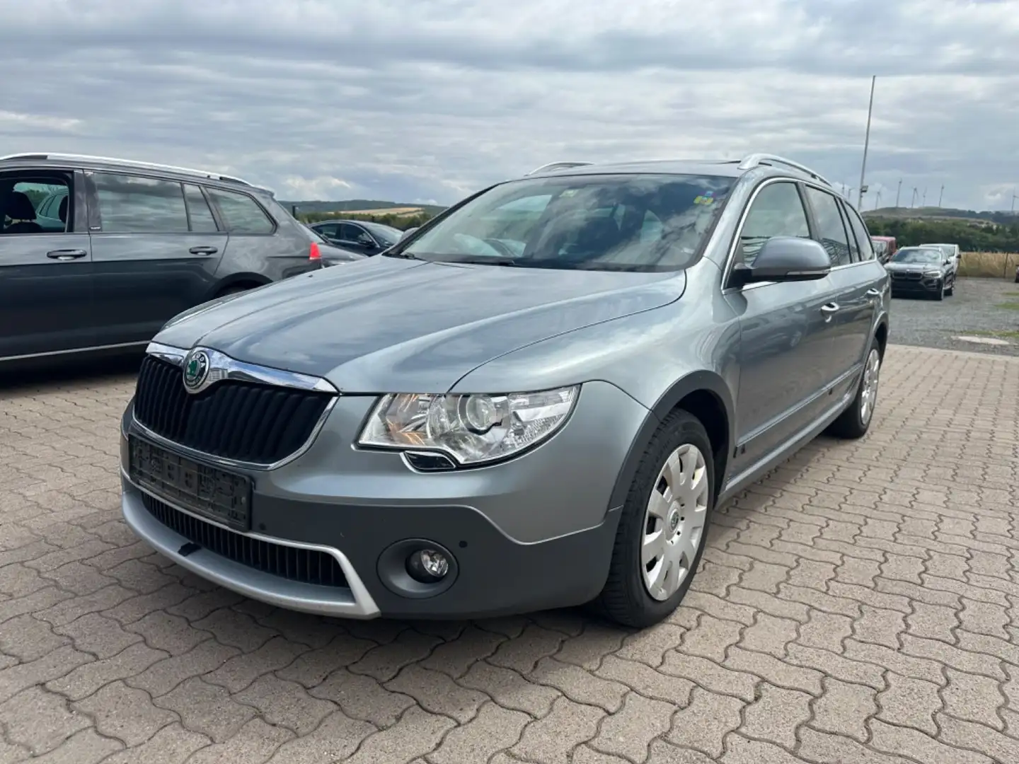 Skoda Superb 2.0TDI Combi Elegance 4x4 Xenon/Pano/AHK Grau - 1