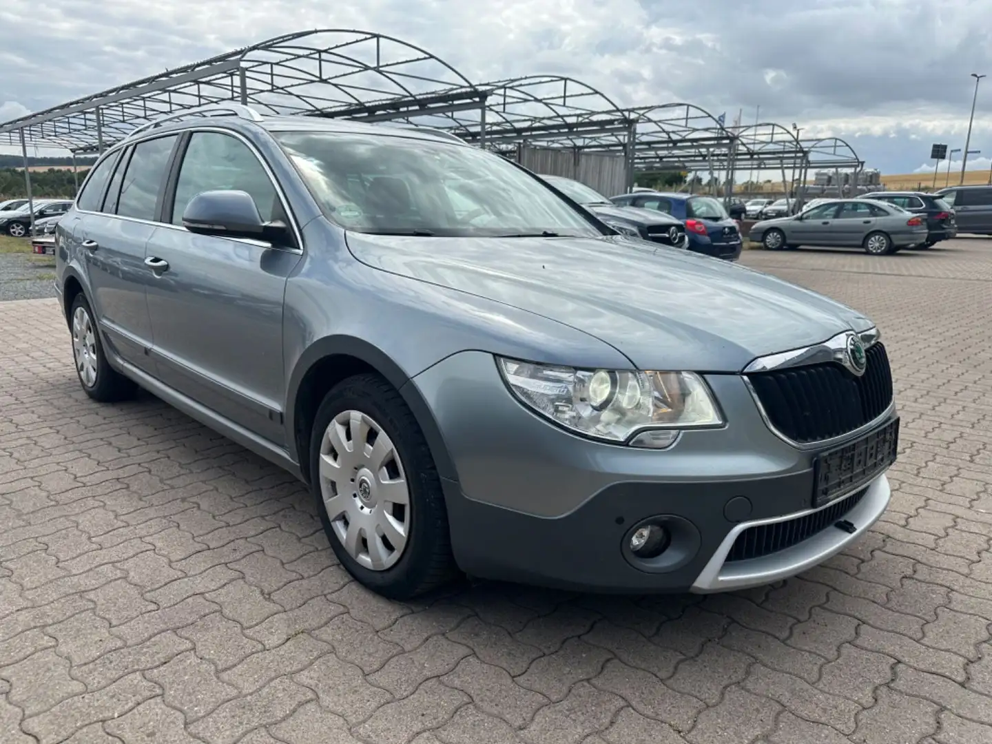 Skoda Superb 2.0TDI Combi Elegance 4x4 Xenon/Pano/AHK Grau - 2